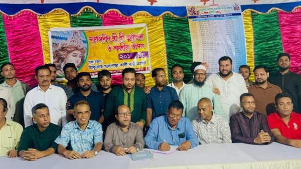 মেহেদী হাসান মুরাদ,(দিনাজপুর) প্রতিনিধিঃ বাংলাদেশের শিশুদের উন্নয়ন ও অধিকার সুরক্ষায় ওয়ার্ল্ড ভিশন বাংলাদেশ উল্লেখযোগ্য ভূমিকা পালন করে যাচ্ছে। ২০০৯ সালে দিনাজপুরের বিরল উপজেলায় শিশুদের উন্নয়ন ও ক্ষমতায়নের লক্ষ্যে শিশু ফোরাম গঠন করা হয়। বর্তমানে এই অঞ্চলে ৫টি ইউনিয়নে ৪৭টি শিশু ফোরাম ও ৫টি ইউনিয়নভিত্তিক ফোরাম এবং ১টি উপজেলা পর্যায়ের ফোরাম পরিচালিত হচ্ছে। যার ফলে মোট ৫৩টি শিশু ফোরাম সক্রিয় রয়েছে। এসব ফোরামের মাধ্যমে প্রায় ২০০০ শিশু তাদের অধিকার নিয়ে কাজ করছে এবং সমাজের উন্নয়নে গুরুত্বপূর্ণ ভূমিকা রাখছে। ওয়ার্ল্ড ভিশন বাংলাদেশ শিশুদের অধিকার রক্ষায় এবং তাদের সঠিক বিকাশ নিশ্চিত করার লক্ষ্যে শিশু ও যুব ফোরামের মাধ্যমে নানা কার্যক্রম পরিচালনা করছে। এর মধ্যে রয়েছে- বাল্যবিবাহ প্রতিরোধ: স্থানীয় পর্যায়ে বাল্যবিবাহের বিরুদ্ধে সচেতনতা সৃষ্টি ও প্রয়োজনীয় পদক্ষেপ গ্রহণ করা হচ্ছে। শিশু ফোরামের কর্মএলাকার দশ গ্রামে বিগত এক বছরে একটিও বাল্যবিবাহ হয়নি এবং অন্যান্য এলাকায় এবছর তিনটি বাল্যবিবাহ বন্ধ করতে সক্ষম হয়েছে বিরল শিশু ও যুব ফোরাম। শিশুশ্রম প্রতিরোধ: শিশু শ্রমের বিরুদ্ধে সচেতনতা বৃদ্ধি এবং তাদের শিক্ষার প্রতি আকৃষ্ট করার জন্য বিভিন্ন উদ্যোগ গ্রহণ করা হয়েছে। শিশুর সুরক্ষা: শিশুদের নিরাপত্তা নিশ্চিত করতে নিয়মিত দিকনির্দেশনা ও প্রশিক্ষণ দেওয়া হচ্ছে। এছাড়াও বিনামূল্যে পাঠদান কেন্দ্র ও শিক্ষামূলক কার্যক্রম বিশেষভাবে উল্লেখযোগ্য হলো বিনামূল্যে পরিচালিত পাঠদান কেন্দ্র, যা গ্রামীণ শিশুদের জন্য একটি আলোকিত ভবিষ্যতের দুয়ার খুলে দিয়েছে। শিশুদের জন্য শিক্ষা উপকরণ বিতরণ, শীতবস্ত্র প্রদান এবং ঈদ সামগ্রী বিতরণের মাধ্যমে তাদের জীবনের মান উন্নয়নে সাহায্য করা হচ্ছে। এরই মধ্যে বিরলে দশটি গ্রামকে ইকো ভিলেজ এবং বাল্যবিবাহ মুক্ত গ্রাম ঘোষণা করা হয়েছে। এসব গ্রামে গত এক বছরে কোনো বাল্যবিবাহ হয়নি, যা স্থানীয় সমাজে একটি ইতিবাচক পরিবর্তন আনতে সক্ষম হয়েছে। স্থানীয় জনগণের জন্য বন্ধু চুলার ব্যবহার জ্বালানির অপচয় কমাতে সহায়তা করছে। এই বিশেষ চুলাগুলি কম কাঠ ব্যবহার করে বেশি তাপ উৎপাদন করে, ফলে প্রাকৃতিক সম্পদের সাশ্রয় হচ্ছে এবং স্বাস্থ্যগত দিক থেকেও উপকারিতা রয়েছে। স্থানীয় বাসিন্দারা তাদের বাড়ির ছাদে ঝুলন্ত বাগান তৈরি করে সবজি চাষ করতে পারছেন। এই পদ্ধতি তাদের খাবারের যোগান দেওয়ার পাশাপাশি পরিবেশবান্ধব কৃষির দিকে এগিয়ে যাচ্ছে। স্থানীয় কৃষকদের জন্য কেচো কম্পোস্ট সার তৈরীর কার্যক্রম একটি নতুন সম্ভাবনার দ্বার উন্মোচন করেছে। এই সারটি সম্পূর্ণ প্রাকৃতিক, যা মাটির উর্বরতা বৃদ্ধি করতে সাহায্য করে এবং কৃষকদের উৎপাদনশীলতা বাড়াতে সহায়তা করছে। শিশু ও যুব ফোরামগুলির মাধ্যমে মাশরুম চাষের উদ্যোগ গ্রহণ করা হয়েছে। যা যুবকদের জন্য একটি আয়ের উৎস তৈরি করছে। মাশরুম চাষে কম খরচে ভালো মুনাফা পাওয়া সম্ভব, ফলে তারা আর্থিকভাবে স্বনির্ভর হতে পারছেন। এছাড়া, মার্শাল আর্ট প্রশিক্ষণের মাধ্যমে কিশোর-কিশোরীরা শারীরিক শক্তি ও আত্মবিশ্বাস অর্জন করছে। এই প্রশিক্ষণ তাদের শারীরিক ও মানসিক স্বাস্থ্য উন্নয়নের পাশাপাশি নিজেদের সুরক্ষিত রাখতে সহায়তা করছে। স্থানীয় প্রশাসন এবং কমিউনিটির সহায়তায় ফোরামগুলি সাফল্যের দিকে এগিয়ে চলেছে। তাদের উদ্যোগগুলোর ফলে সমাজে ইতিবাচক পরিবর্তন আনা সম্ভব হচ্ছে। বিরল এপি যুব ফোরামের সভাপতি মো: শাহরিয়ার নাজিম জয় বলেছেন, "মানুষ হিসেবে আমরা পৃথিবীতে না থাকলেও আমাদের সৎকর্ম অমর হয়ে থাকবে।" তিনি যুবকদের প্রতি আহ্বান জানান যে, প্রযুক্তিগত জ্ঞান ও উদ্ভাবনী ধারণার মাধ্যমে শিশু ও পরিবেশের উন্নয়নে কাজ করতে হবে। তিনি আরো বলেন, "যুব সমাজের সক্রিয় অংশগ্রহণই পারে সমাজের চিত্র পাল্টে দিতে।" যুব ফোরামের কার্যক্রম স্থানীয় জনগণের মধ্যে সচেতনতা বৃদ্ধি করছে এবং পরিবেশ সুরক্ষায় গুরুত্বপূর্ণ ভূমিকা রাখছে। বিরল শিশু ও যুব ফোরামের এই উদ্যোগগুলি শুধুমাত্র পরিবেশ সুরক্ষায় নয়, বরং সামাজিক ও অর্থনৈতিক উন্নয়নে গুরুত্বপূর্ণ ভূমিকা পালন করছে। যা ভবিষ্যৎ প্রজন্মের জন্য একটি নিরাপদ ও উন্নত জীবন নিশ্চিত করতে সাহায্য করবে। ওয়ার্ল্ড ভিশন বাংলাদেশের এ ধরনের কার্যক্রম দেশের অন্যান্য অঞ্চলে ছড়িয়ে দেওয়ার জন্য একটি আদর্শ উদাহরণ হতে পারে বলে তিনি জানান।
