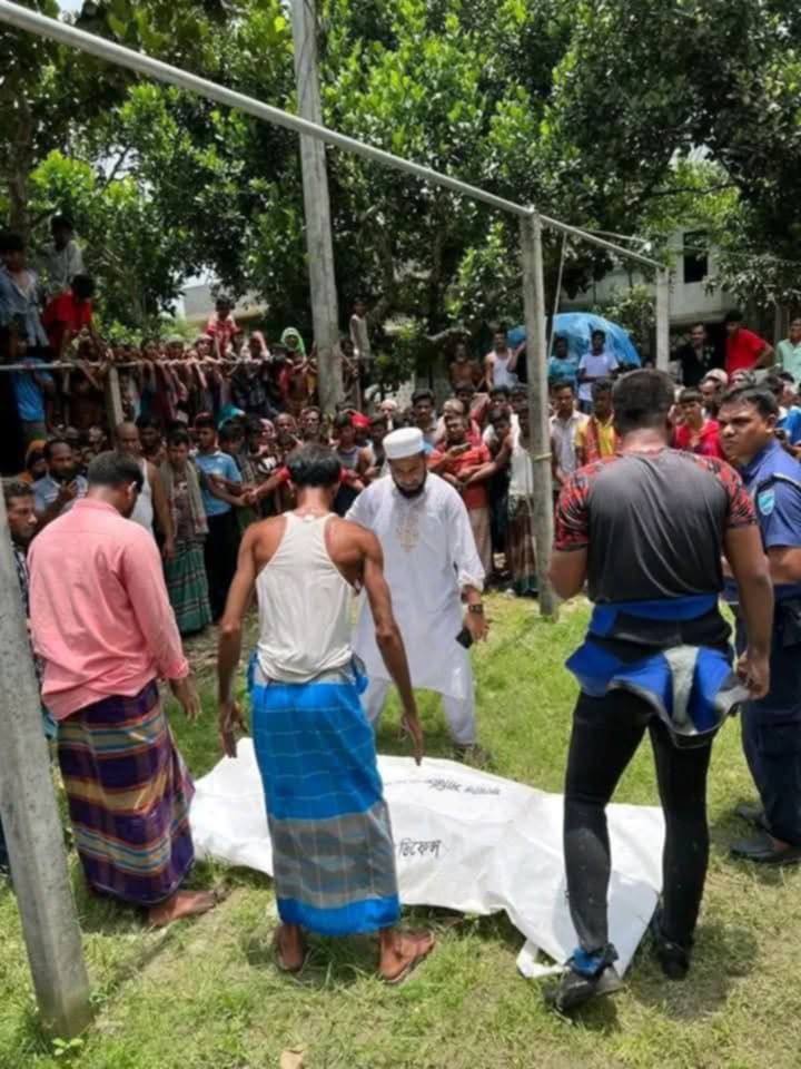 পাকুন্দিয়ায় নৌকাডুবিতে দুই বোনের মৃত্যু কিশোরগঞ্জ জেলা প্রতিনিধি কিশোরগঞ্জের পাকুন্দিয়া উপজেলার ব্রহ্মপুত্র নদে ডিঙি নৌকাডুবিতে দুই বোনের মৃত্যু হয়েছে। নিখোঁজের ১৮ ঘণ্টা পর শনিবার (১২ জুলাই) দুপুরে ছোট বোন ফারিয়া রহমান নীহা (৯)-এর মরদেহ উদ্ধার করে ফায়ার সার্ভিসের ডুবুরি দল। শুক্রবার (১১ জুলাই) বিকেলে চরফরাদী ইউনিয়নের দক্ষিণ চরটেকি বেড়িবাঁধ এলাকায় পরিবারসহ ঘুরতে গিয়ে একটি ছোট ডিঙি নৌকায় ওঠেন আবদুর রহমান ও তার স্ত্রী-সন্তানেরা। নৌকাটি স্পিডবোটের ঢেউয়ে উল্টে গেলে চারজন নদীতে পড়ে যান। স্থানীয়রা তাৎক্ষণিকভাবে আবদুর রহমান, তার স্ত্রী ও বড় মেয়ে কাশ্মীরা রহমান নীলা (১৮)-কে উদ্ধার করলেও ঘটনাস্থলেই নীলার মৃত্যু হয়। ছোট মেয়ে নীহা নিখোঁজ থাকে। নিহত দুই বোন কিশোরগঞ্জ সদর উপজেলার জালুয়াপাড়া গ্রামের বাসিন্দা। বড় বোন কাশ্মীরা গুরুদয়াল সরকারি কলেজের শিক্ষার্থী এবং ছোট বোন ফারিয়া কটিয়াদী সরকারি প্রাথমিক বিদ্যালয়ের চতুর্থ শ্রেণির ছাত্রী ছিল। পাকুন্দিয়া উপজেলা নির্বাহী কর্মকর্তা মো. বিল্লাল হোসেন বলেন, “ঘটনাটি অত্যন্ত মর্মান্তিক। প্রশাসনের পক্ষ থেকে পরিবারটির পাশে থাকা হবে।” স্থানীয়রা জানান, দক্ষিণ চরটেকি বেড়িবাঁধ এলাকায় পর্যটকদের ভিড় বাড়লেও নেই নিরাপত্তা ও তদারকি। তারা এ ধরনের দুর্ঘটনা রোধে কার্যকর ব্যবস্থা গ্রহণের দাবি জানিয়েছেন।