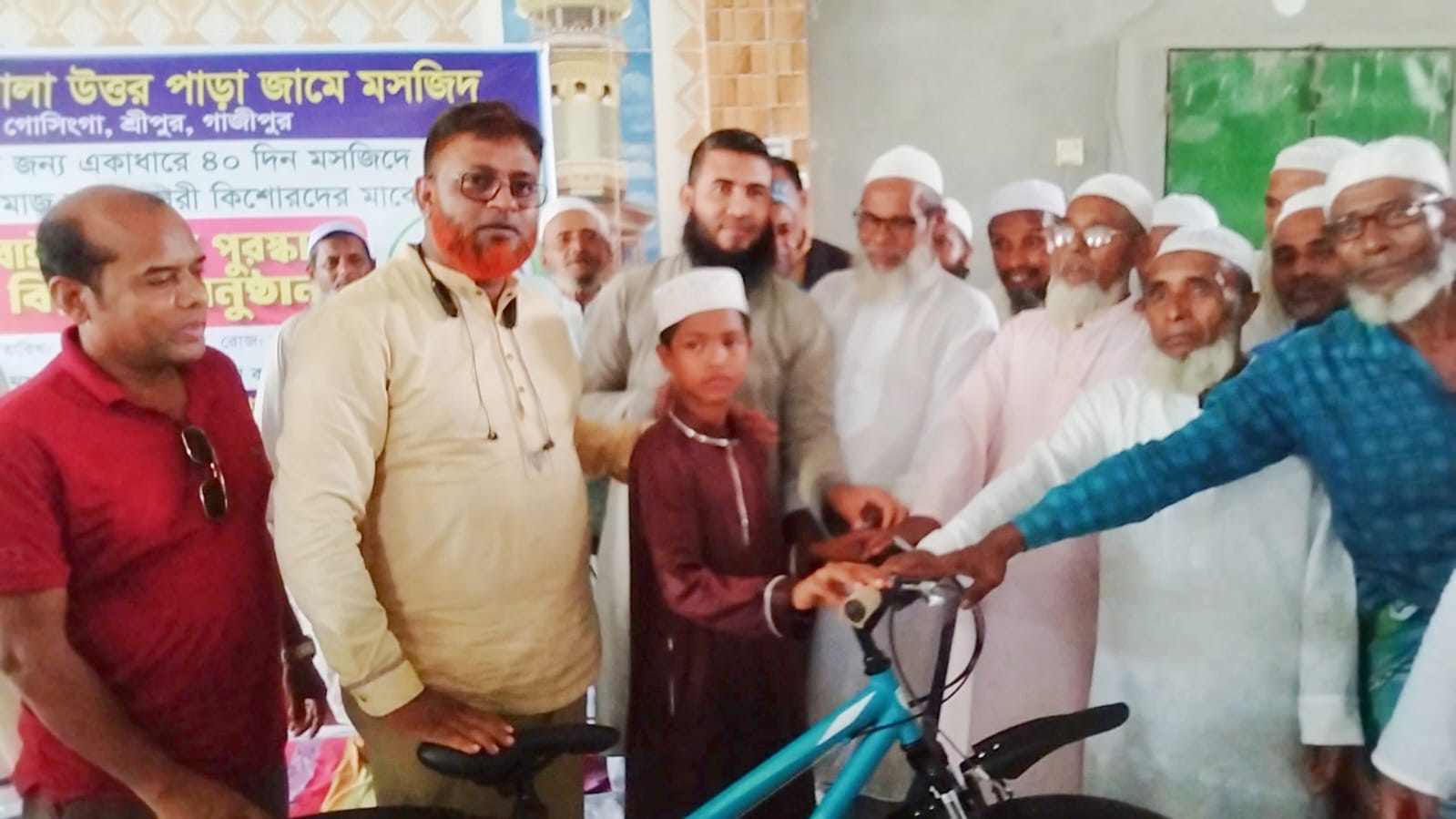 ৪০ দিন জামাতে নামাজ পড়ে বাইসাইকেল উপহার পেলে ৩ শিশু