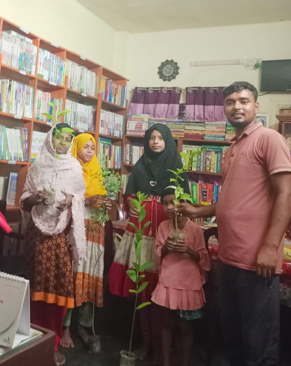 শিবগঞ্জে বিনামূল্যে বই ও রাস্তার ধারে গাছ লাগিয়ে আনন্দ পাই বই প্রেমিক নাহিদ