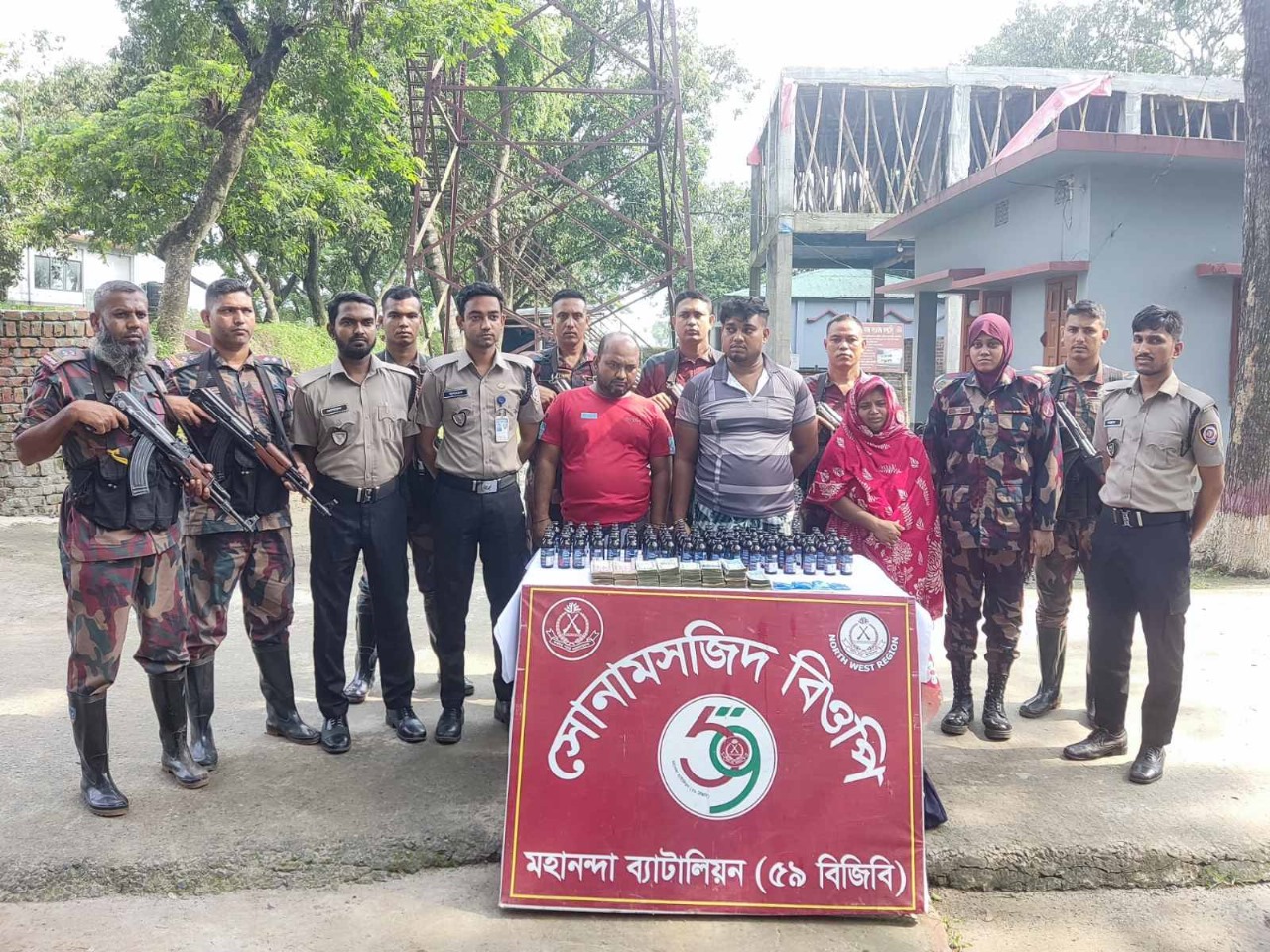 সীমান্তে বিজিবি ও মাদকদ্রব্য নিয়ন্ত্রণ অধিদপ্তরের যৌথ অভিযানে ০৩ জন মাদকদ্রব্য সহ আটক।