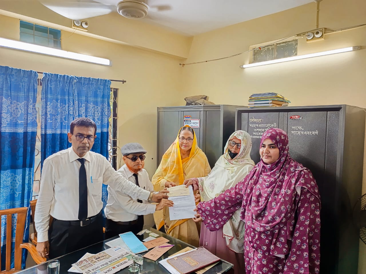 চাঁপাইনবাবগঞ্জে প্রয়াত আইনজীবীর নমিনিদের মধ্যে ২০ লাখ টাকার তহবিলের চেক হস্তান্তর