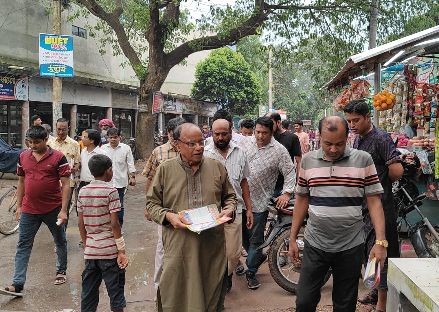 বিএনপির ৩১ দফা বাস্তবায়নের লক্ষ্যে চাঁপাইনবাবগঞ্জে লিফলেট বিতরণ