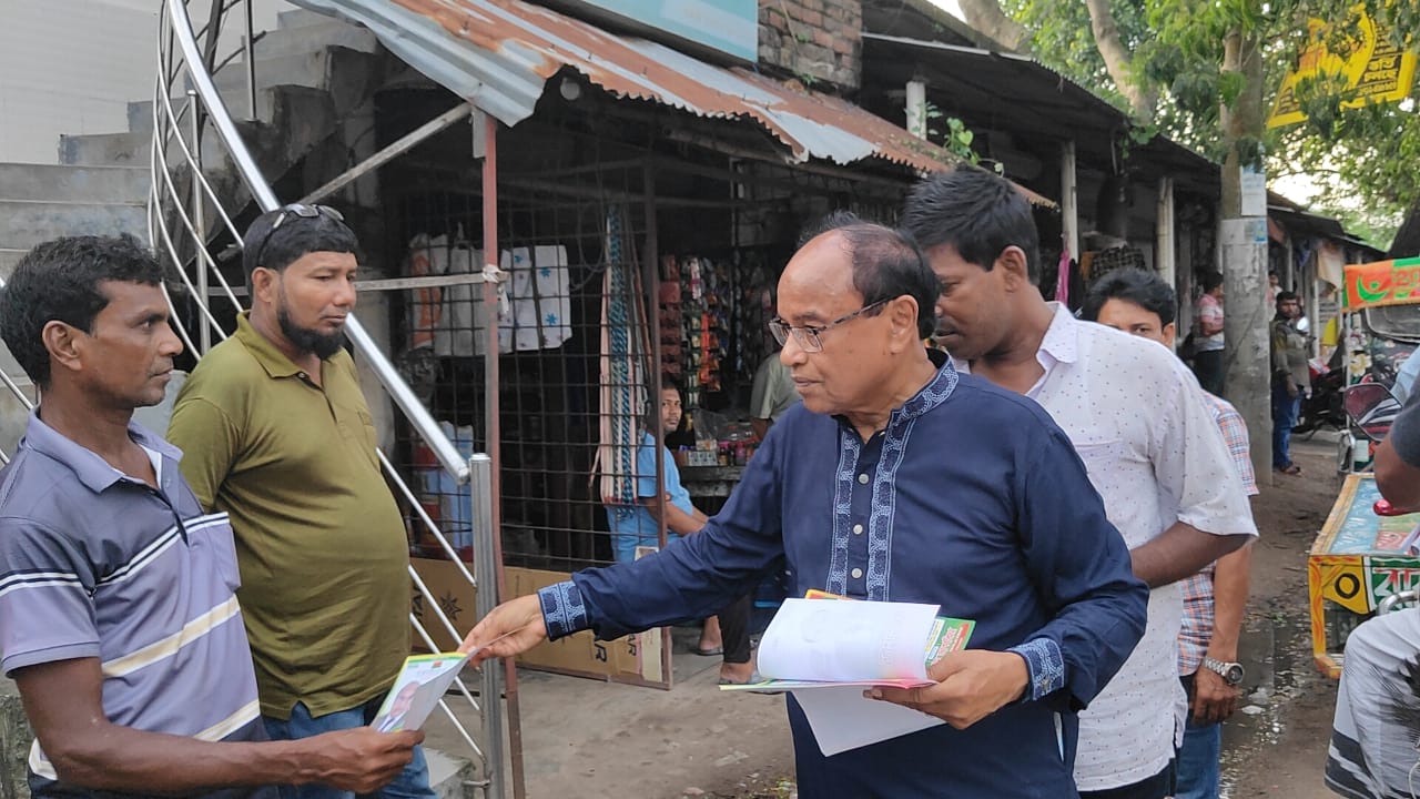 বিএনপির ৩১ দফা বাস্তবায়নের লক্ষ্যে চাঁপাইনবাবগঞ্জে লিফলেট বিতরণ