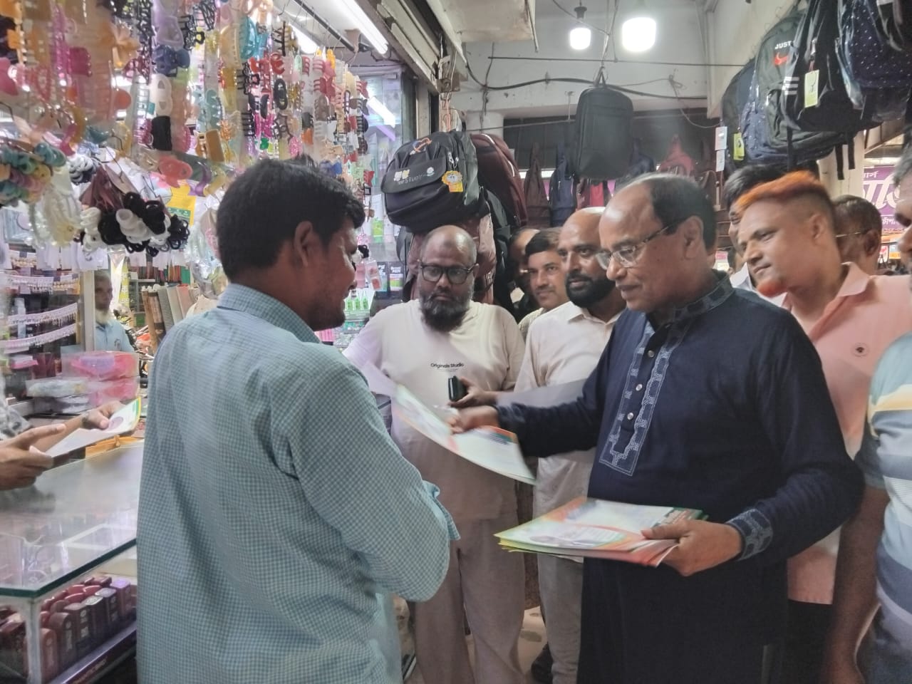 বিএনপির গণসংযোগ কার্যক্রমে লিফলেট বিতরণ