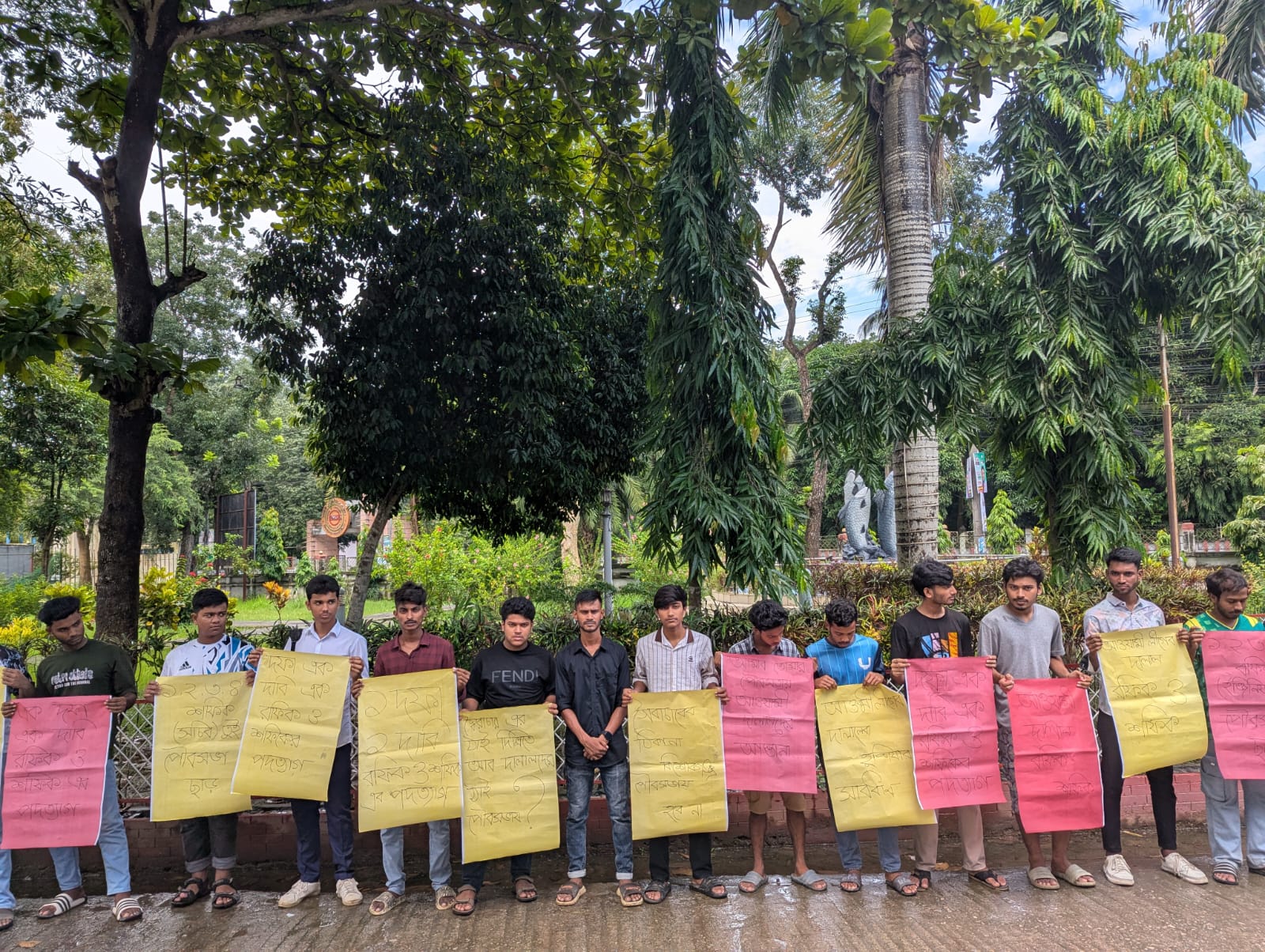 কিশোরগঞ্জ পৌর ইঞ্জিনিয়ার ও সচিবের বিরুদ্ধে ঘুষ ও অনিয়মের অভিযোগে শিক্ষার্থীদের অবস্থান কর্মসূচি