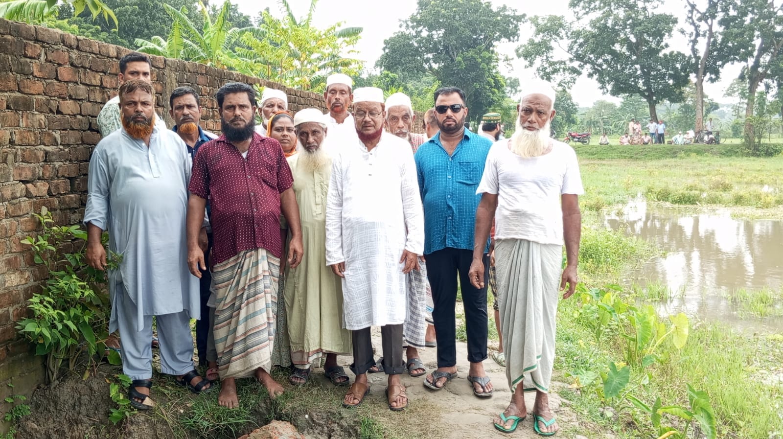 কিশোরগঞ্জ সদর লতিবাবাদ ইউনিয়নের গ্রামবাসীর জলাবদ্ধতা থেকে বাঁচতে মানববন্ধন অনুষ্ঠিত।