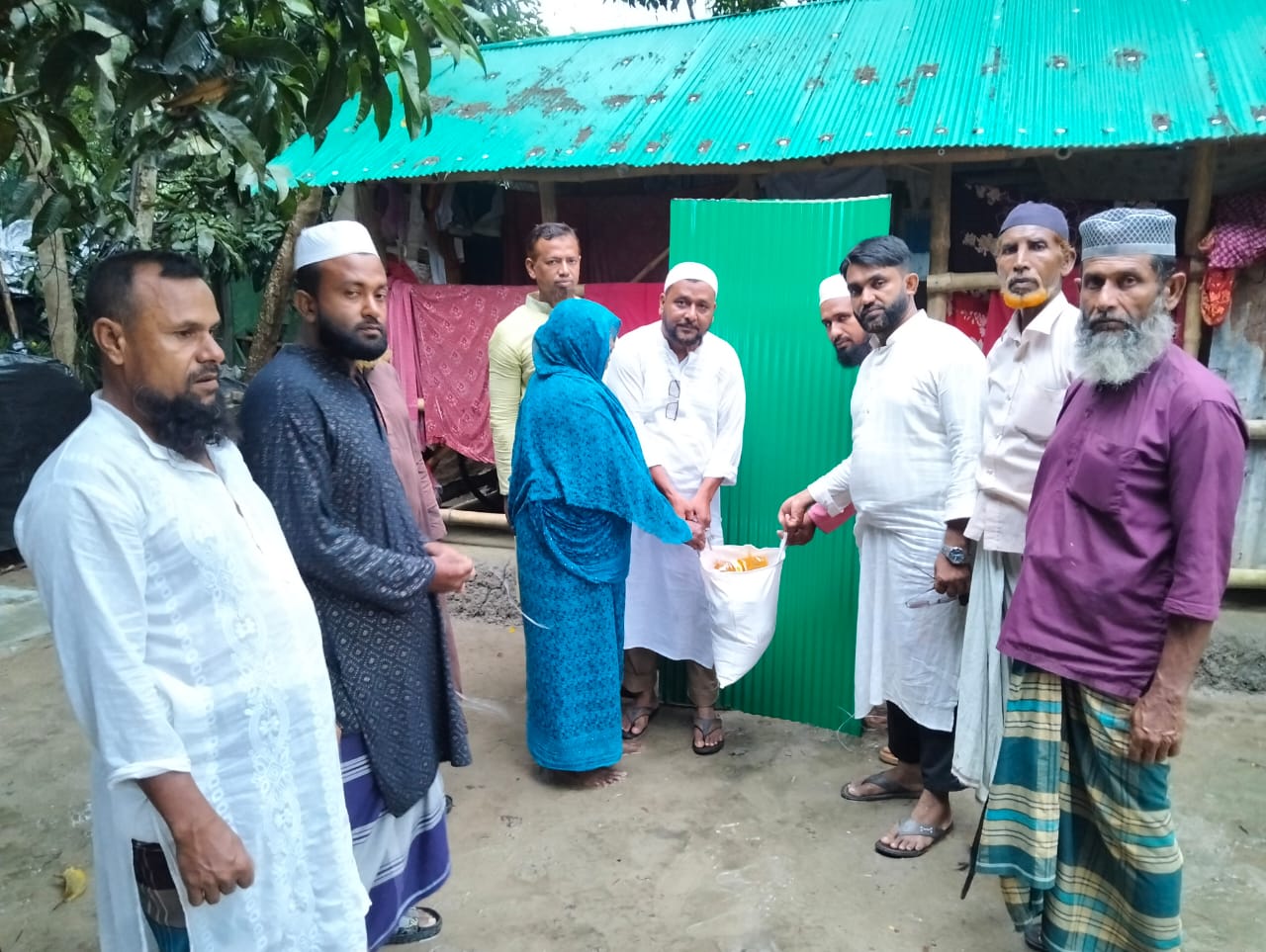 অসহায় নারীকে ঘর নির্মাণ দুস্থ নারীদের  খাদ্যসামগ্রী পৌঁছে দিয়ে দৃষ্টান্ত স্হাপন করলো 