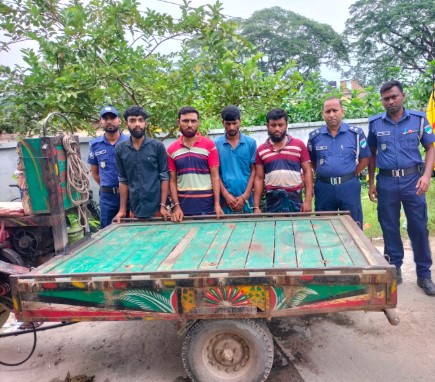 ছিনতাই মামলার ৪ আসামী গ্রেফতার, গোটা শহরে আনন্দ মিছিল
