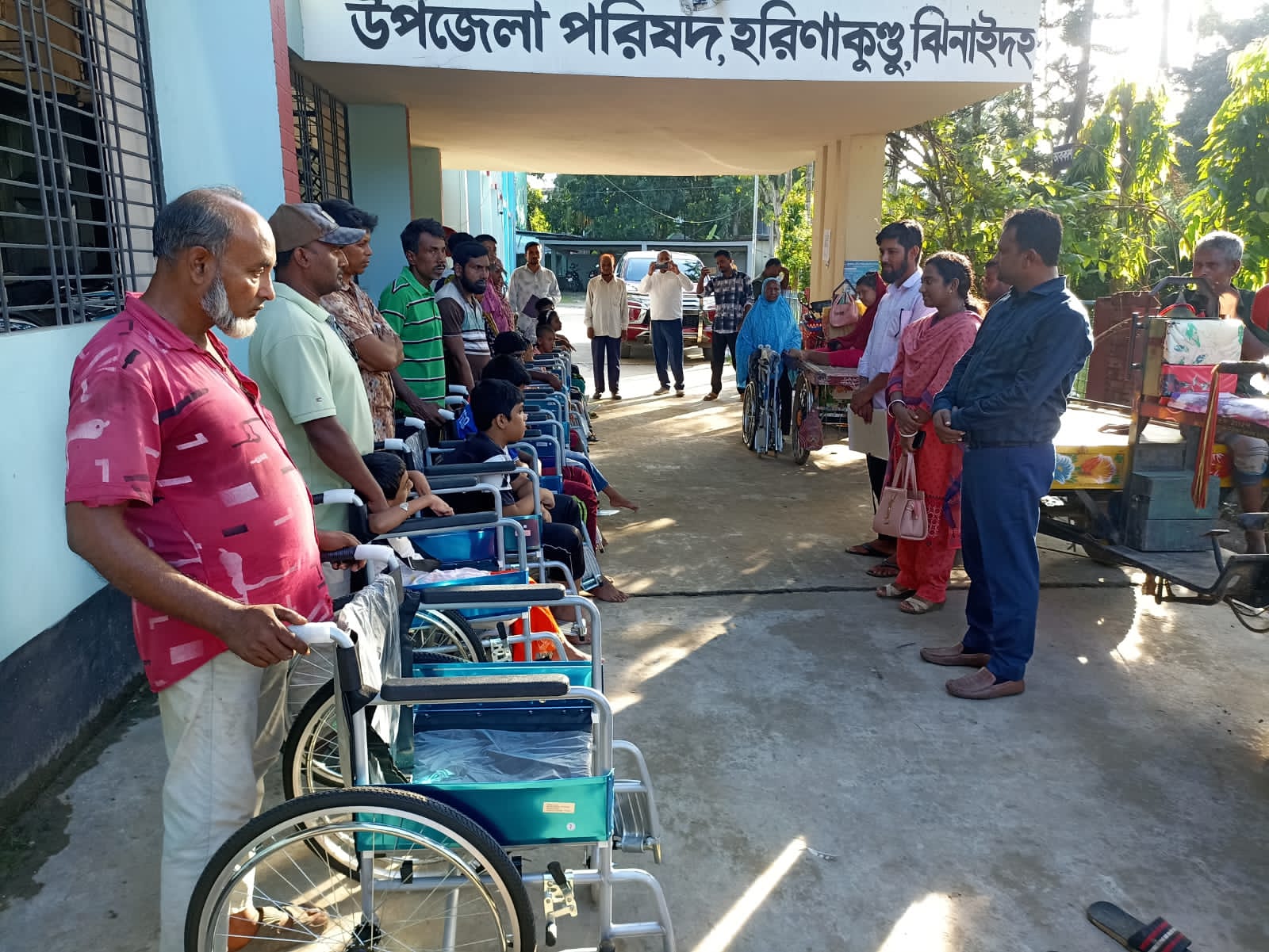 হরিণাকুণ্ডুতে প্রতিবন্ধীদের মাঝে হুইল চেয়ার ও ট্রাই সাইকেল বিতরণ