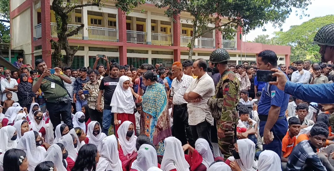 প্রধান শিক্ষকের বিরুদ্ধে যৌন হয়রানী শিক্ষার্থীদের প্রতিবাদ, উত্তেজনা ও হামলা