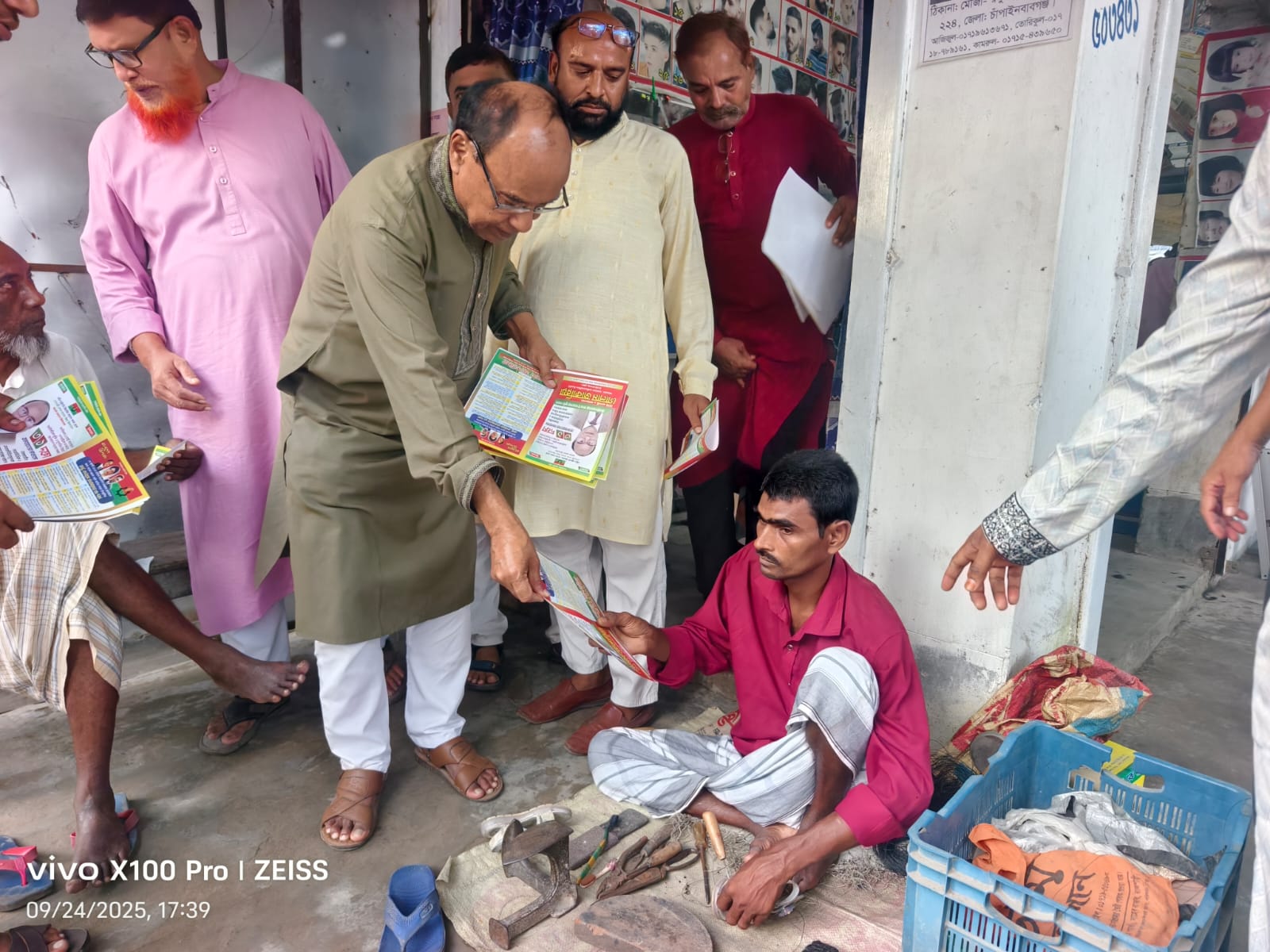 চাঁপাইনবাবগঞ্জে ৩১ দফার লিফলেট বিতরণ ও গণসংযোগ করছেন গোলাম জাকারিয়া