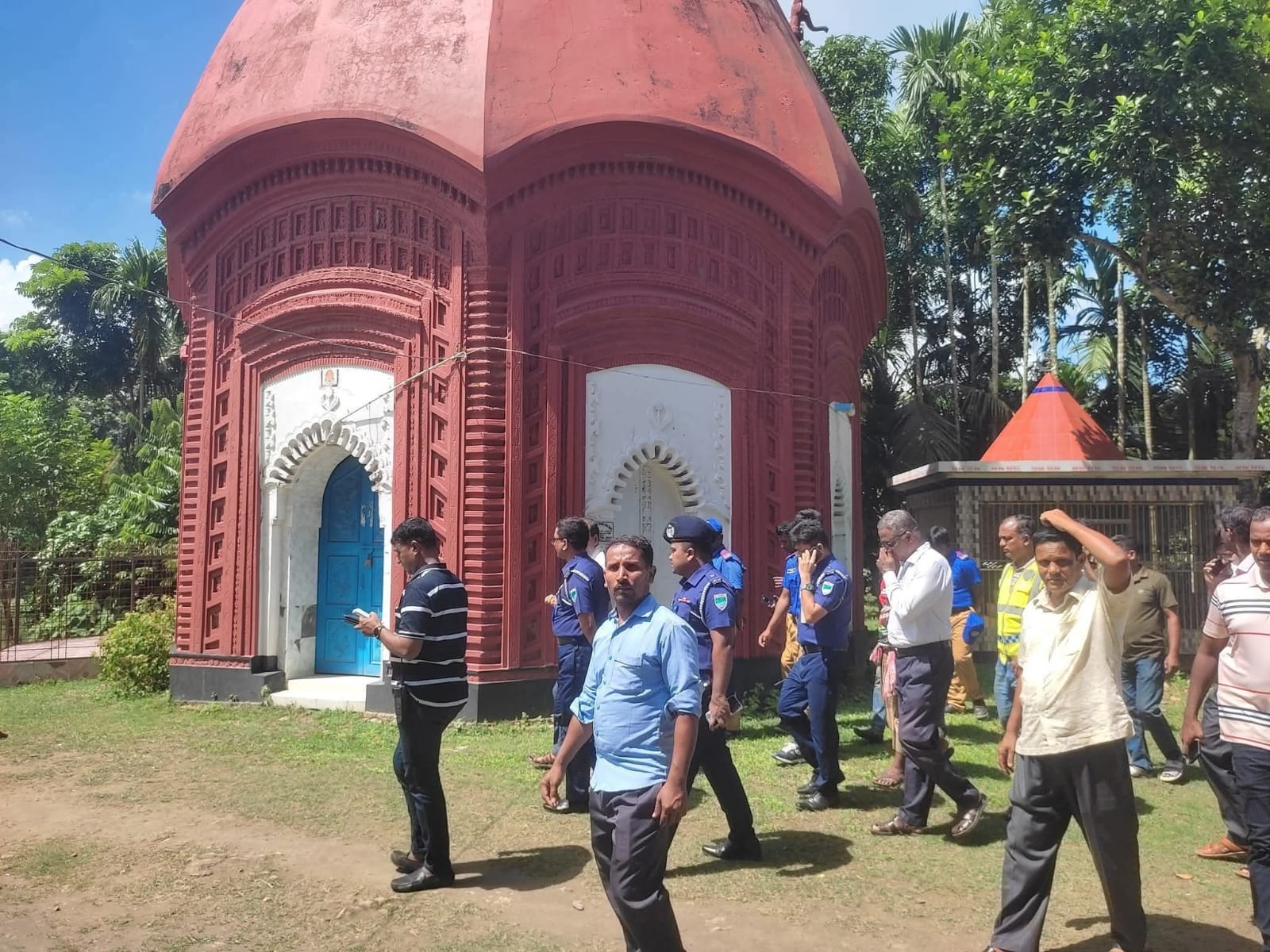 সিদ্ধেশ্বরী মন্দিরে তালা ভেঙে চুরি সিসি ক্যামেরার ফুটেজে চোর সনাক্তের চেষ্টা