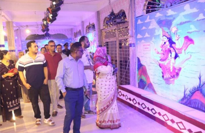 নড়াইলে শারদীয় দুর্গোৎসব পরিদর্শন করলেন এসপি রবিউল ইসলাম।