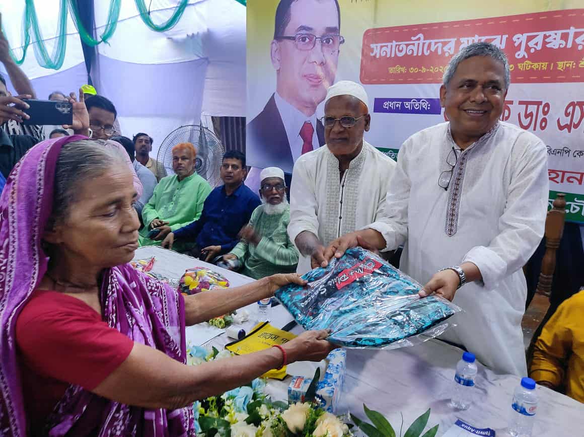শ্রীপুরে দুর্গাপূজায় তারেক রহমানের উপহার সামগ্রী বিতরণ