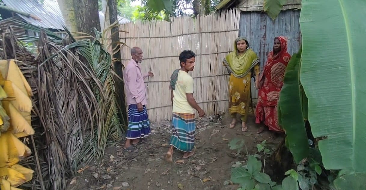সরকারি খাস জমি দখলের অভিযোগ, কবরস্থান ও মাদ্রাসার পথ বন্ধ