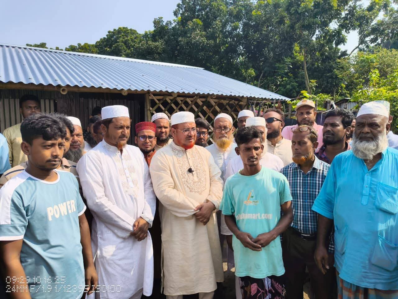 চুয়াডাঙ্গা পৌর ৭ নম্বর ওয়ার্ডে অগ্নিকাণ্ডে ক্ষতিগ্রস্ত পরিবারের পাশে জামায়াতে ইসলামী