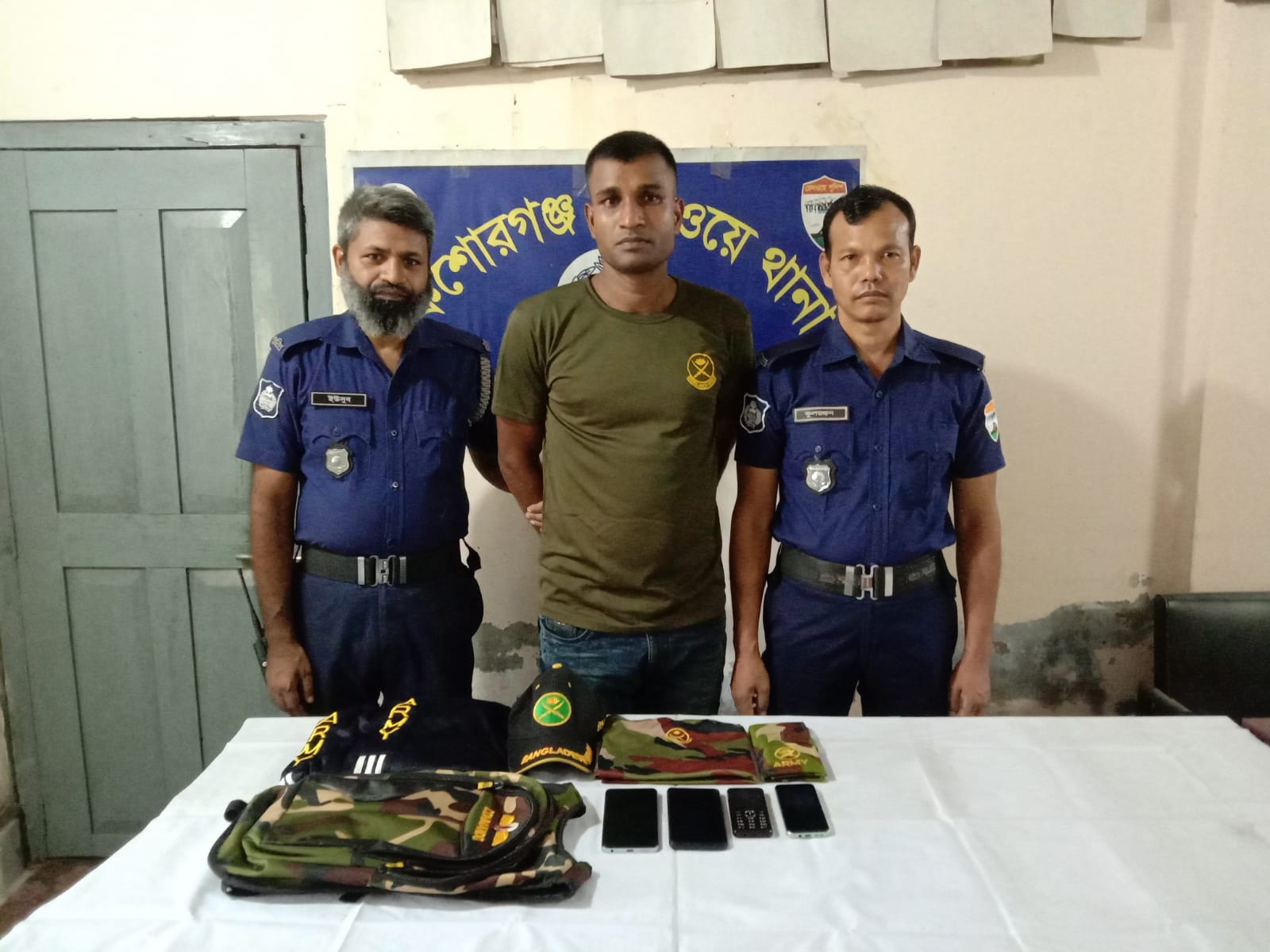 যাত্রীকে হুমকি, ভুয়া সেনা দাবি: কিশোরগঞ্জে ধরা পড়ল যুবক