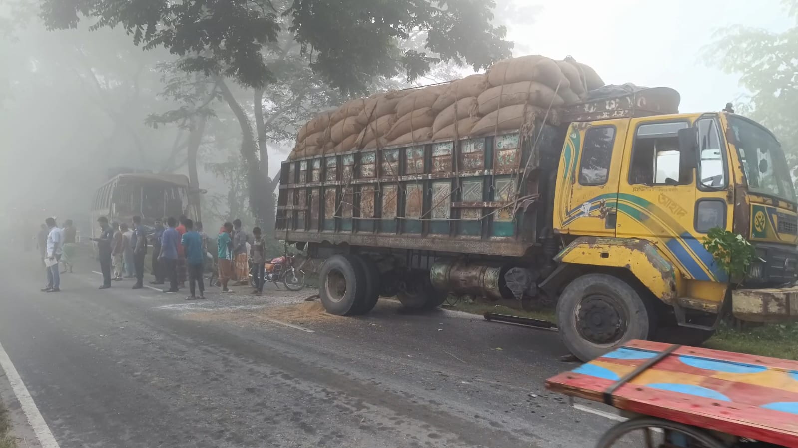 বাসের ধাক্কায় ট্রাকের হেলপার নিহত, আহত-৫