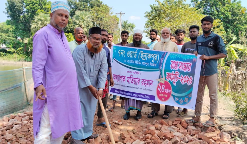 মহেশপুরে ক্ষতিগ্রস্ত রাস্তা মেরামতে নেতৃত্ব দিলেন অধ্যাপক মতিয়ার রহমান