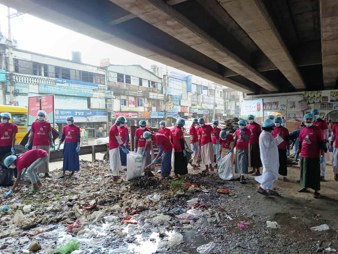মাওনা চৌরাস্তায় পরিচ্ছন্নতা অভিযান কার্যক্রম আকন্দ ফাউন্ডেশনের
