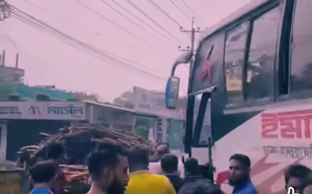 ইমাম পরিবহনের বাস রেকার বিল করায় পুলিশের উপর হামলা, চালক-সহযোগী আটক