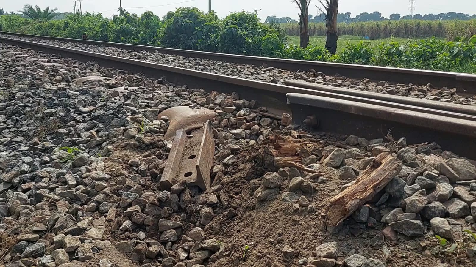 ট্রেনের লাগেজভ্যানের স্প্রিং ভেঙে ১ ঘণ্টা ট্রেন চলাচল ব্যাহত