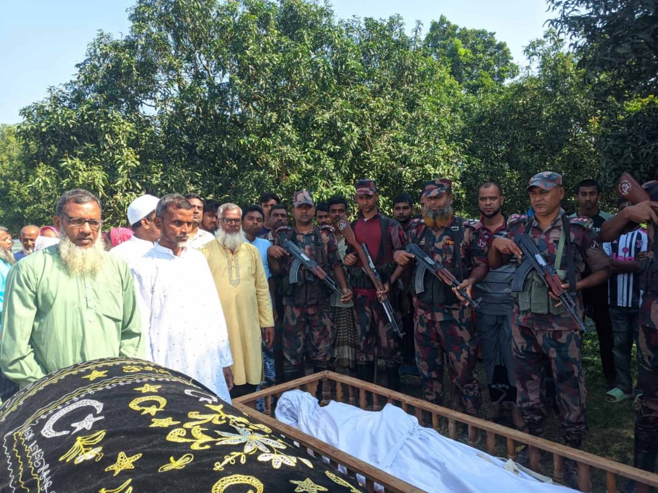ভারতীয় নাগরিকের লাশ বাংলাদেশীর আত্মীয়-স্বজনকে দেখাতে সহযোগিতা করল বিজিবি – বিএসএফ মাহিদুল ইসলাম ফরহাদ চাঁপাইনবাবগঞ্জ জেলা প্রতিনিধি গতকাল (৭ নভেম্বর) শুক্রবার রাত আনুমানিক সাড়ে এগারো ঘটিকায় ভারতীয় নাগরিক মালদা জেলায় গোপালগঞ্জ থানার চকমাহিলপুর গ্রামের মৃত গাজলুর রহমানের স্ত্রী মৃত সেলিনা বেগম (৭০)। মৃত ব্যক্তি বার্ধক্যজনিত কারণে মৃত্যুবরণ করেন। সংবাদ পেয়ে বাংলাদেশে বসবাসকারী মৃতের ভাই শিবগঞ্জ উপজেলা বাগিচাপাড়া গ্রামের মোসলেম উদ্দিনের ছেলে মোঃ তোফাজ্জল হক। চাঁপাইনবাবগঞ্জে তার স্বজনরা লাশ দেখার জন্য বিজিবি’র নিকট আবেদন করেন। বর্ণিত নাগরিকের আবেদনের প্রেক্ষিতে বিজিবি’র পক্ষ হতে তাৎক্ষণিক প্রতিপক্ষ বিএসএফ এর সাথে যোগাযোগ করা করা হয় এবং উভয় পক্ষের সম্মতিতে আন্তজার্তিক সীমারেখায় লাশ দেখার আয়োজন করা হয়। ফলশ্রুতিতে অদ্য (৮ নভেম্বর) সকাল ১০:৪০ ঘটিকায় মহানন্দা ব্যাটালিয়নের (৫৯ বিজিবি) অধীনস্থ আজমতপুর বিওপির দায়িত্বপূর্ণ এলাকার সীমান্ত পিলার ১৮২/২-এস এর নিকট শূন্য লাইনে বিজিবি-বিএসএফ এর উপস্থিতিতে মৃতের লাশ দেখানো সম্ভব হয় এবং লাশ দেখে বাংলাদেশী আত্মীয়-স্বজন আবেগ আপ্লুত হয়ে পড়েন এবং শেষবারের মত তাদের আত্মীয়কে দেখে পরিতৃপ্ত হন এবং বিজিবি’র প্রতি কৃতজ্ঞতা জানান। এ ব্যাপারে মহানন্দা ব্যাটালিয়ন (৫৯ বিজিবি) এর অধিনায়ক লেঃ কর্নেল গোলাম কিবরিয়া, বিজিবিএম, বিজিওএম বিষয়টির সত্যতা নিশ্চিত করেছেন। তিনি বলেন, বিজিবি অত্যন্ত মানবিক এবং এ ধরনের মানবিক কাজের প্রতি অত্যন্ত সহানুভূতিশীল। বিজিবি সকল ধরনের মানবিক কাজ মৌলিক কর্তব্য হিসেবে সম্পাদন করে আসছে এবং ভবিষ্যতেও অব্যাহত রাখবে।