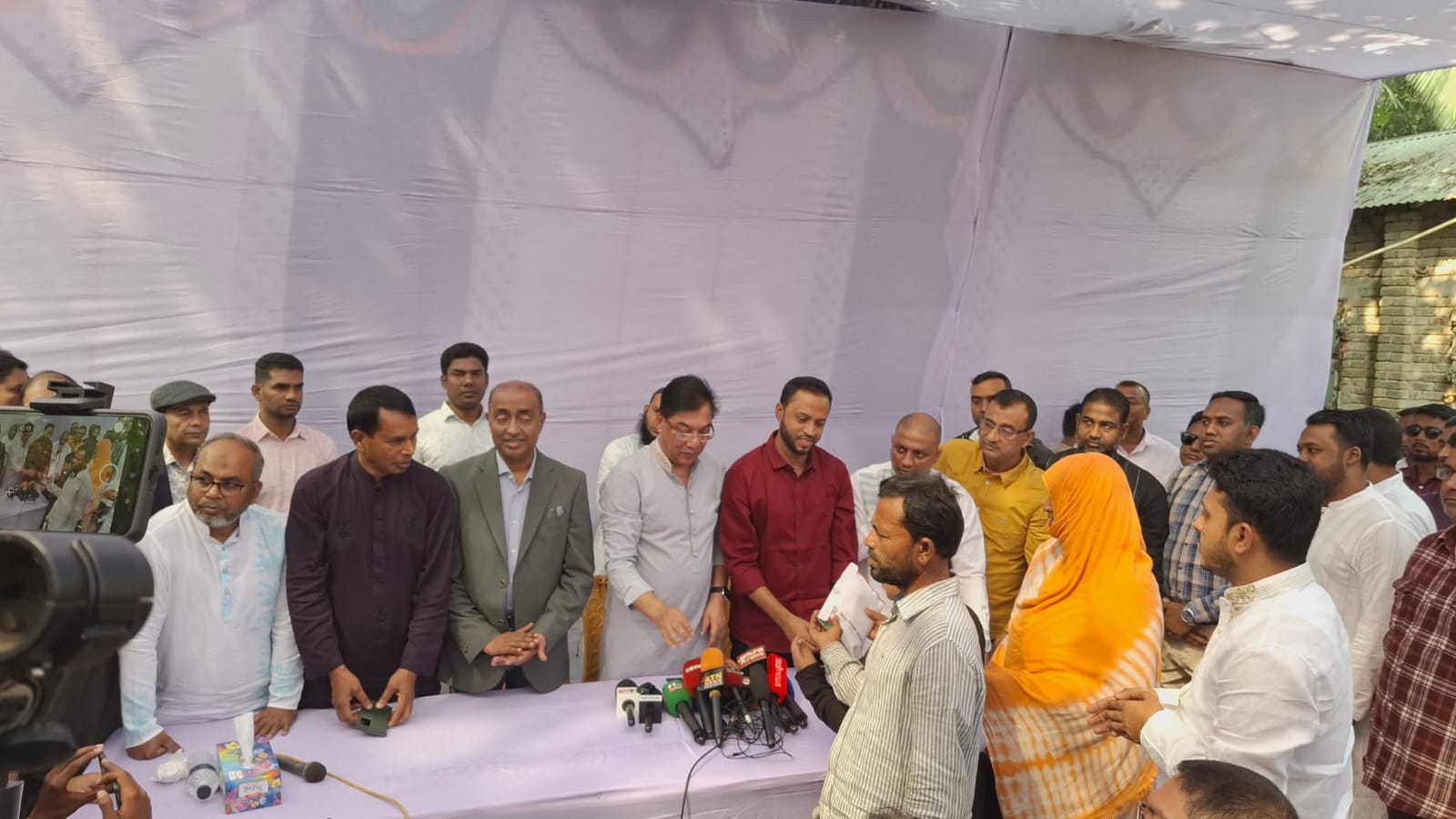 শৈলকূপায় প্রতিবন্ধী নাজমিনের পাশে দাঁড়ালেন তারেক রহমান