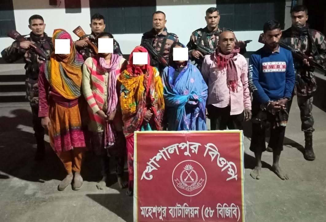 মহেশপুর সীমান্তে বিজিবির অভিযানে ফেন্সিডিল গাঁজা মদ উদ্ধার, অনুপ্রবেশে দালালসহ ৭ জন আটক