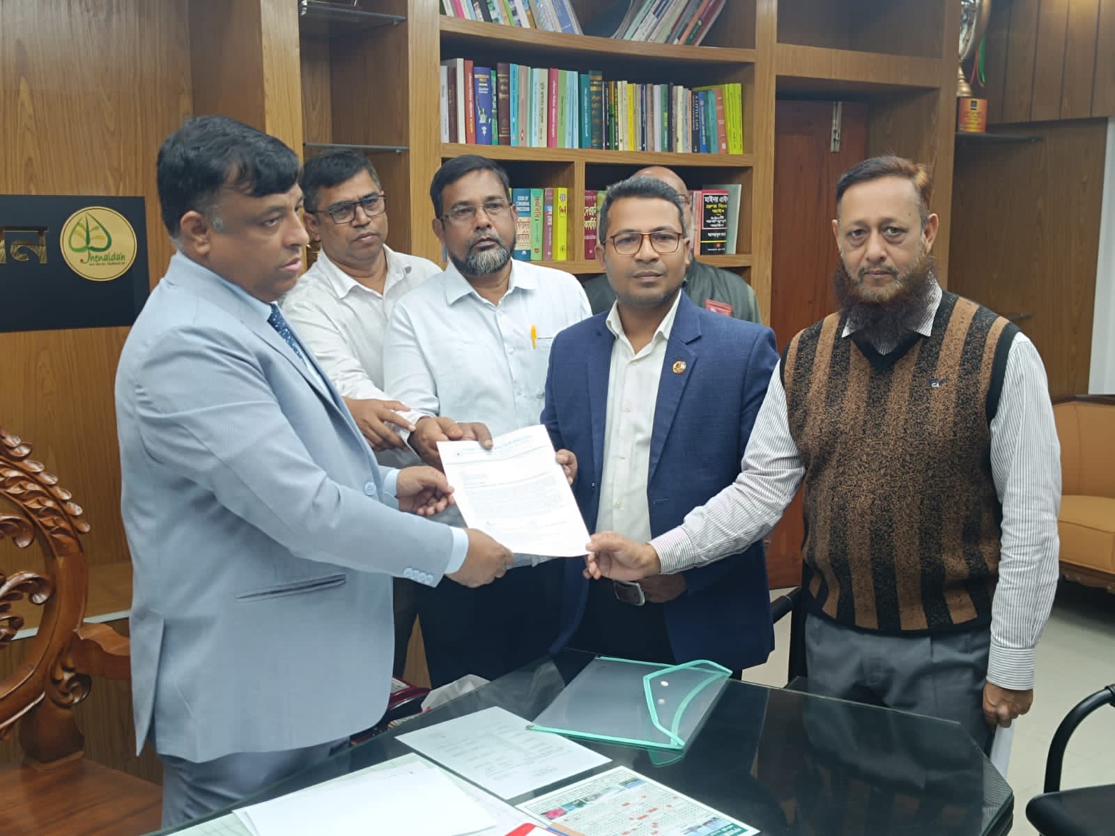 আউটসোর্সিং পদ্ধতিতে জনবল নিয়োগ প্রক্রিয়া বাতিলে দাবিতে বিক্ষোভ ও স্মারকলিপি পেশ
