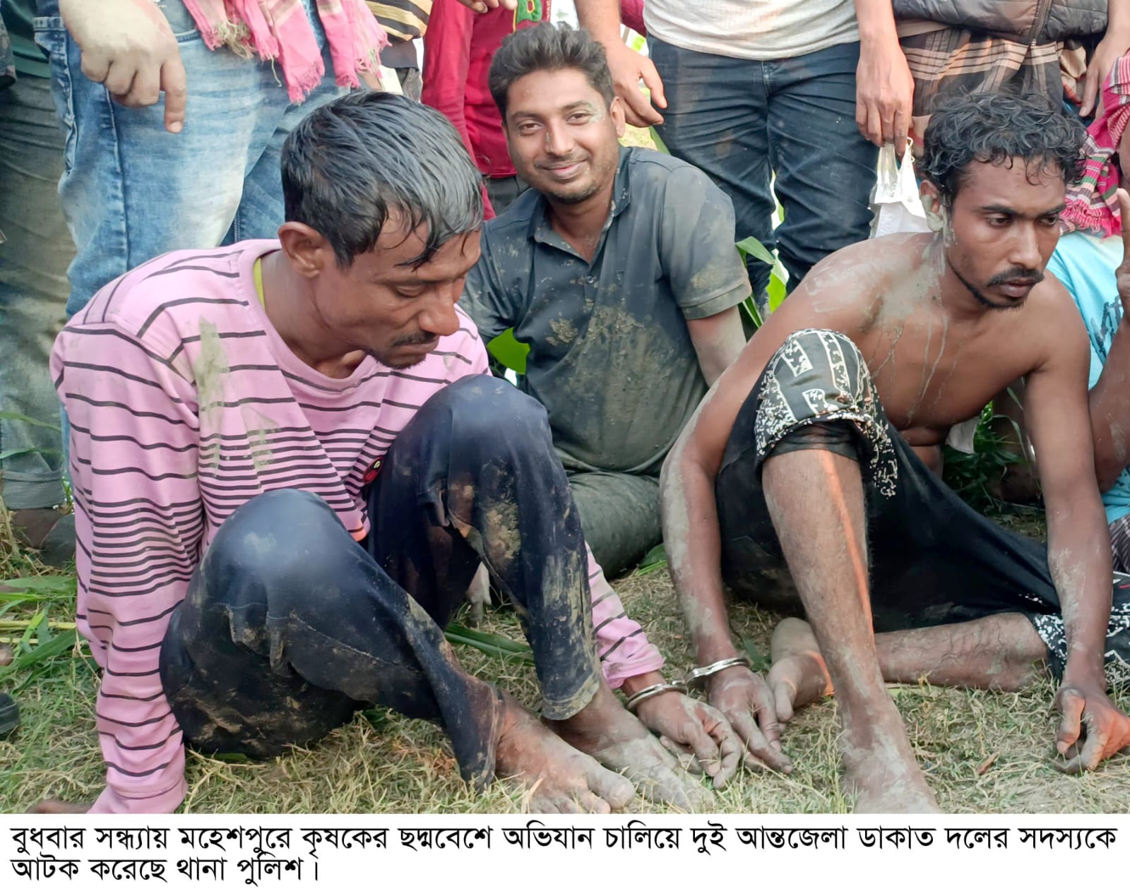 মহেশপুরে কৃষকের ছদ্ম বেশে দু’ডাকাত আটক