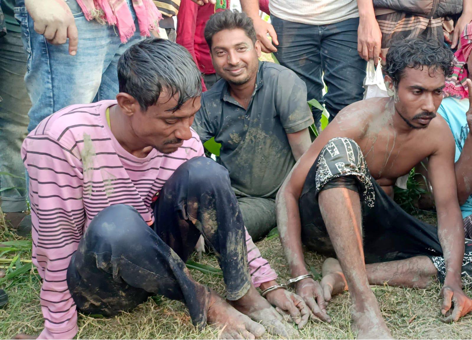 মহেশপুরে কৃষকের ছদ্ম বেশে দু’ডাকাত আটক