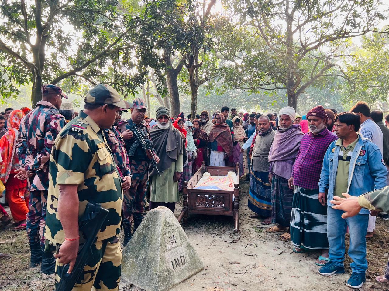 চাঁপাইনবাবগঞ্জ ৫৯ বিজিবির উদ্যোগে ভারতীয় নাগরিকের লাশ দেখতে পেল বাংলাদেশীর আত্মীয়স্বজনরা