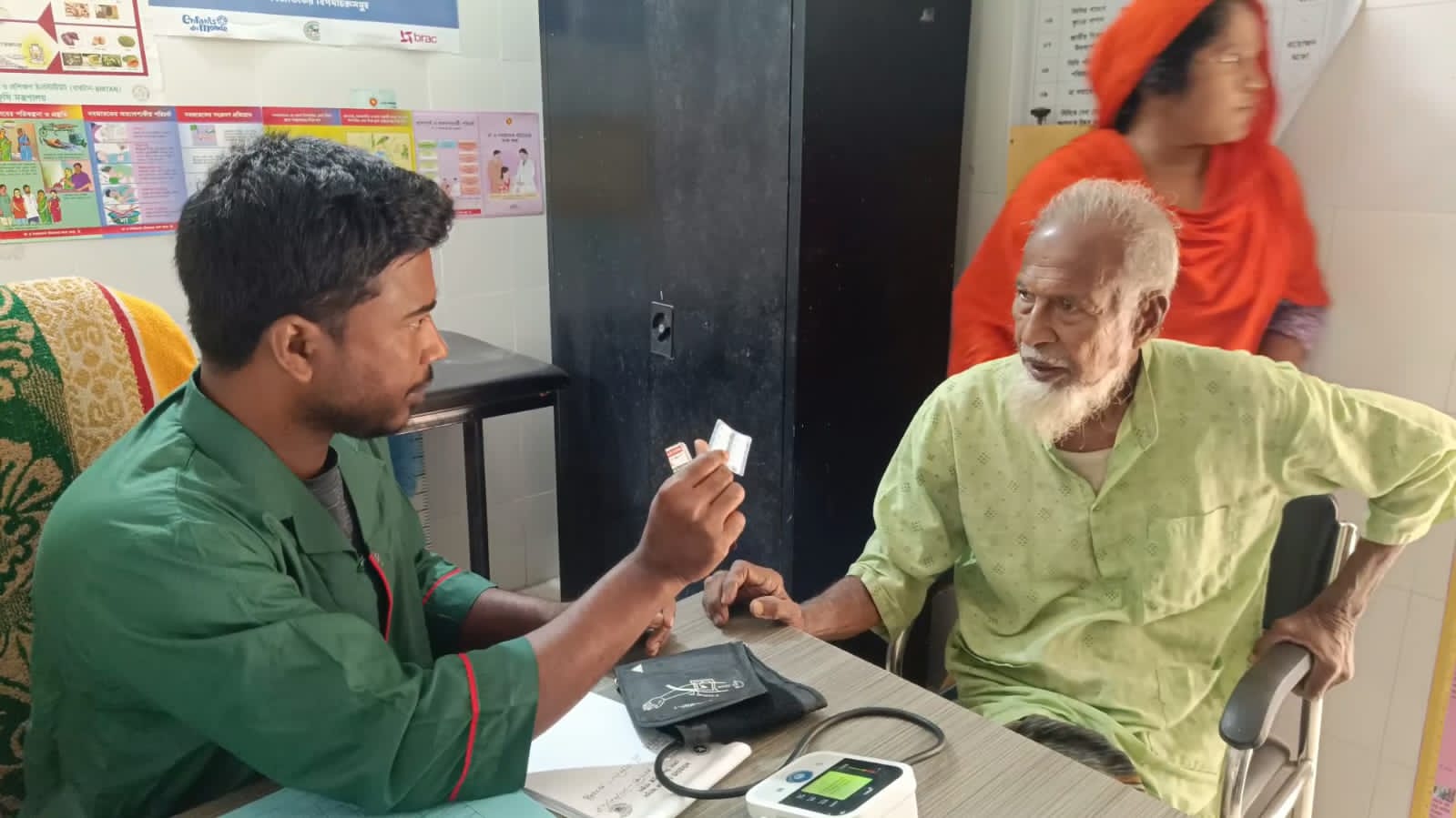 ঝিনাইদহে কমিউনিটি ক্লিনিকে তীব্র ওষুধ সংকট  খালি হাতে ফিরছেন সেবা প্রত্যাশীরা