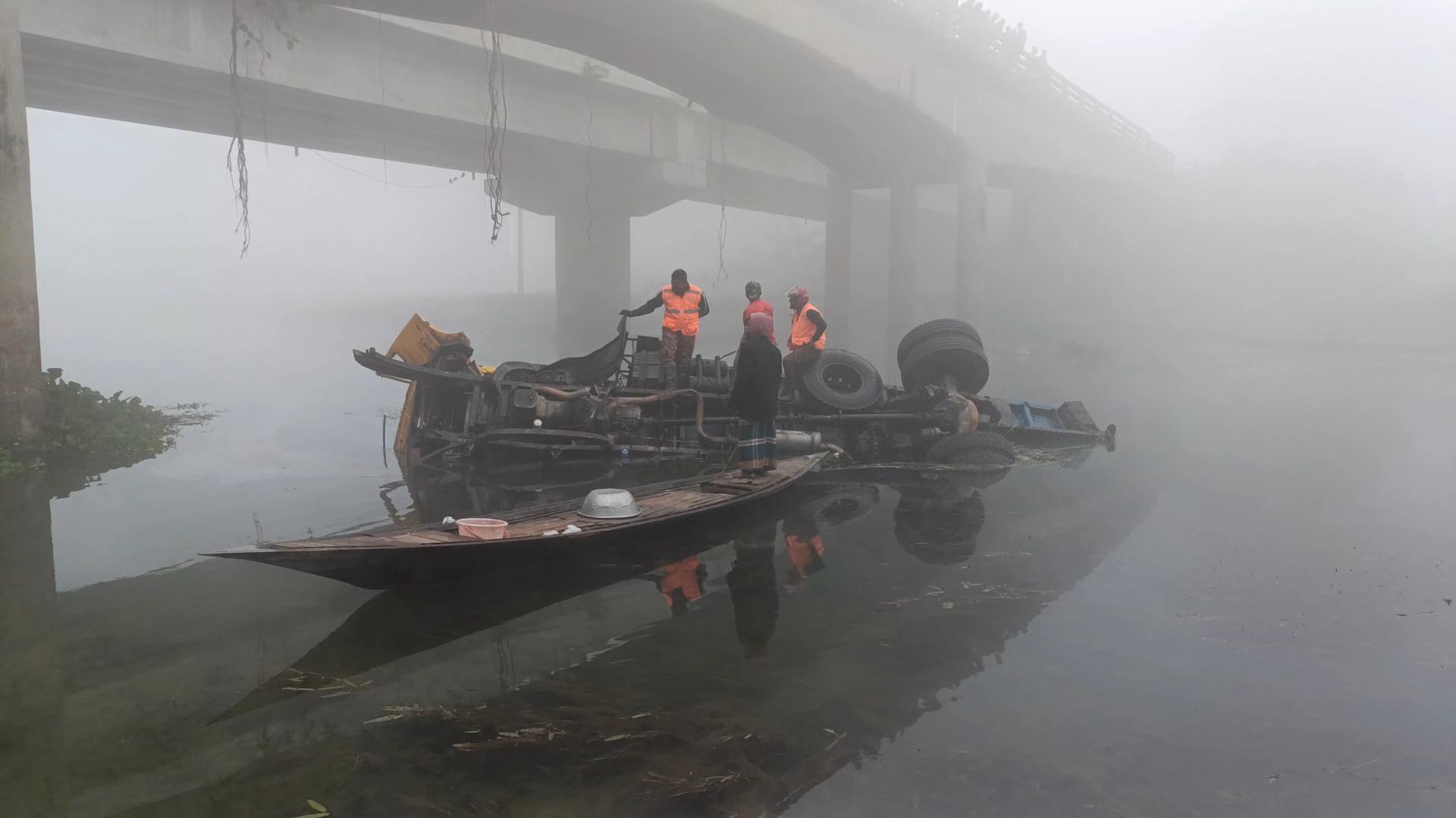 শৈলকুপায় ট্রাক নিয়ন্ত্রন হারিয়ে ব্রীজের রেলিং ভেঙে নদীতে, চালক ও হেলপার নিহত