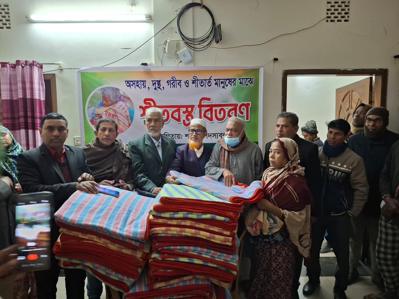 ঝিনাইদহে অসহায় শীতার্তদের মাঝে কম্বল বিতরণ