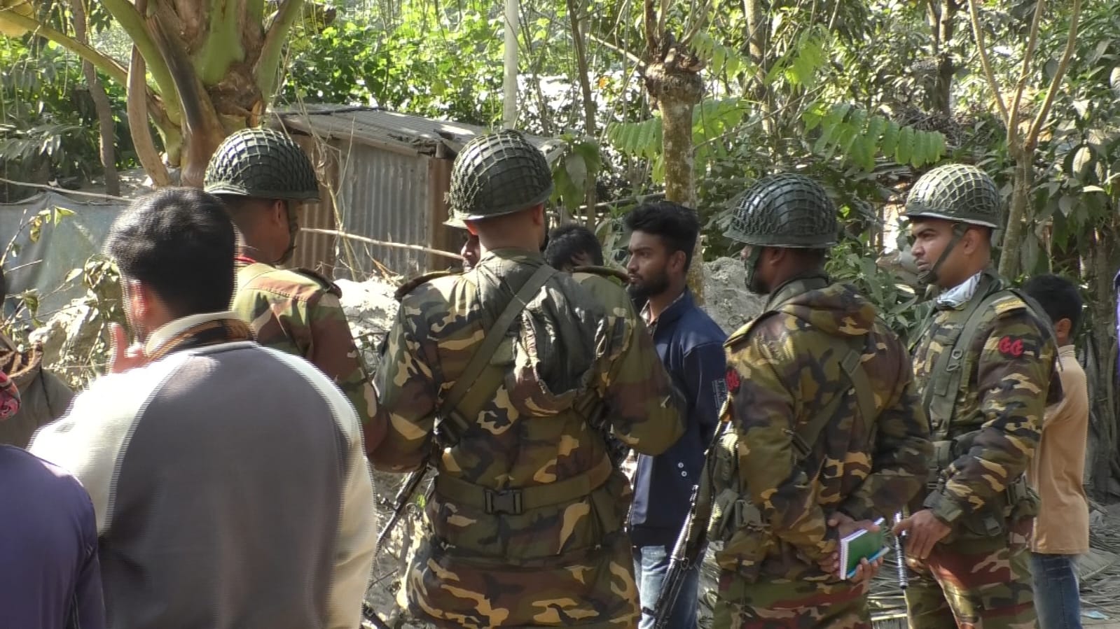 ঝিনাইদহে মাটি খুঁড়তে গিয়ে দুটি অবিস্ফোরিত গ্রেনেড উদ্ধার