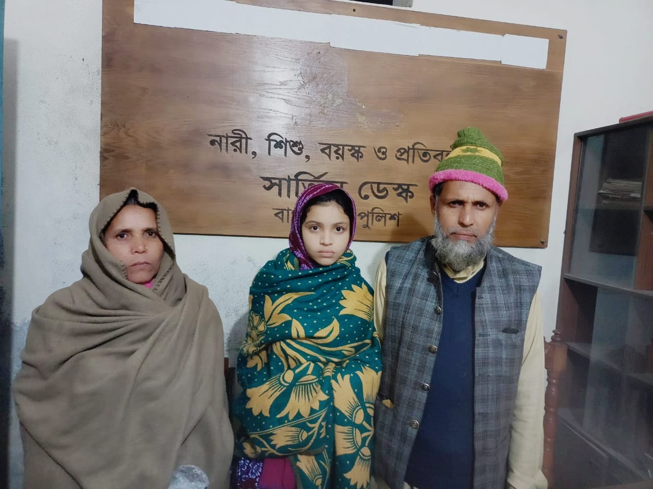 পুলিশের অভিযানে হাওর থেকে অপহৃত কিশোরী উদ্ধার, আতঙ্কে পরিবার মো: আল আমিন, কিশোরগঞ্জ জেলা প্রতিনিধি কিশোরগঞ্জের হাওর এলাকা থেকে অপহৃত ১৩ বছর বয়সী এক কিশোরীকে উদ্ধার করেছে কিশোরগঞ্জ মডেল থানা পুলিশ। ভিকটিম বর্তমানে পরিবারের জিম্মায় থাকলেও পুনরায় অপহরণের আশঙ্কায় চরম আতঙ্কের মধ্যে দিন কাটাচ্ছে অসহায় পরিবারটি। জানা গেছে, ইটনা উপজেলার কমলভোগ গ্রামের রফিকুল ইসলামের ছেলে সৌরভ (১৯) পাশ্ববর্তী মুদিরগাঁও গ্রামের বিল্লাল মিয়ার মেয়ে আঁখি আক্তার (১৩)-কে অপহরণ করে। আঁখি আক্তার কিশোরগঞ্জ শহরের শোলাকিয়া এলাকায় জনৈক এক ব্যাংক কর্মকর্তার বাসায় ভাড়া থেকে একটি মাদ্রাসায় লেখাপড়া করতো। তার পিতা বিল্লাল মিয়া সিলেট অঞ্চলে ক্ষুদ্র ব্যবসা করায় মা পারভীন আক্তার মেয়ের দেখাশোনার দায়িত্ব পালন করে আসছিলেন। ঘটনার দিন মাদ্রাসা শেষে বাড়ি ফেরার পথে মিথ্যা প্রলোভন দেখিয়ে আঁখিকে অন্যত্র নিয়ে যাওয়া হয়। অনেক খোঁজাখুঁজির পর মেয়ে না পাওয়ায় ভিকটিমের পরিবার কিশোরগঞ্জ মডেল থানার অফিসার ইনচার্জ মোহাম্মদ আবুল কালাম আজাদের কাছে অপহরণের অভিযোগ দায়ের করেন। বিষয়টির গুরুত্ব বিবেচনায় নিয়ে ওসি অপহৃত শিশুকে উদ্ধারে দ্রুত ব্যবস্থা গ্রহণ করেন এবং উপ-পরিদর্শক (নিরস্ত্র) মো. আমিনুল ইসলামকে দায়িত্ব প্রদান করেন। পরদিন ইটনা উপজেলার কুর্শা এলাকায় অপহরণকারীর ফুফুর বাড়ি থেকে ভিকটিম আঁখি আক্তারকে উদ্ধার করা হয়। ভিকটিমের জন্ম নিবন্ধন অনুযায়ী তার প্রকৃত জন্ম তারিখ ২০ ডিসেম্বর ২০১২ খ্রিষ্টাব্দ (জন্ম নিবন্ধন সনদ নং- ২০১২৪৮১৩৩৬০১১৮৮০১)। কিন্তু অপহরণকারী চক্র বাল্যবিবাহকে বৈধ দেখানোর উদ্দেশ্যে প্রায় দুই মাস আগে কিশোরগঞ্জ জজকোর্ট এলাকায় একটি ভুয়া এভিডেভিট ও বিবাহ ঘোষণাপত্র তৈরি করে। ২৭ অক্টোবর ২০২৫ ইং তারিখে রেজিস্ট্রেশন নং-৫৯৭ এর ওই নোটারি চুক্তিনামায় আঁখি আক্তারের বয়স ১৯ বছর দেখিয়ে দুই লক্ষ টাকা দেনমোহর ধার্য করে বিবাহ সম্পন্ন দেখানো হয়। ওই দলিলে চারজন সাক্ষীর স্বাক্ষর রয়েছে। নির্ভরযোগ্য সূত্রে জানা গেছে, অপহরণকারীরা ভিকটিমকে আটকে রেখে অন্যত্র পাচারের পরিকল্পনাও করছিল। ভিকটিমের পরিবার বর্তমানে চরম আতঙ্কে রয়েছে। ভিকটিমের পিতা এ প্রতিবেদককে জানান, এর আগেও অপহরণকারীরা তার মেয়েকে জনসমক্ষে হাজির করলেও সন্ত্রাসী কর্মকাণ্ড ও বেআইনি জনতার মাধ্যমে পুনরায় মেয়েকে ছিনিয়ে নেয়। পরে কিশোরগঞ্জ মডেল থানা পুলিশের সহযোগিতায় পুনরায় অভিযান চালিয়ে তার মেয়েকে উদ্ধার করা হয়। ভিকটিমের পরিবার প্রশাসনের কাছে কিশোরীর স্থায়ী নিরাপত্তা এবং অপহরণকারী চক্রের বিরুদ্ধে দৃষ্টান্তমূলক শাস্তির দাবি জানিয়েছে