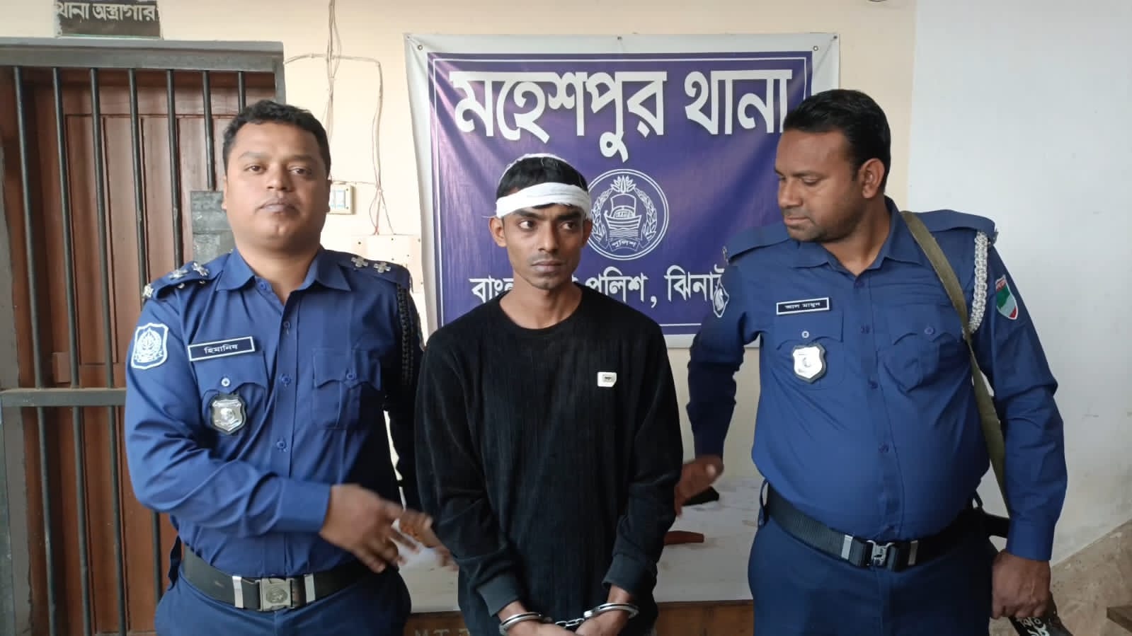 পুলিশের পোশাক পরে গভীর রাতে অস্ত্রের ভয় দেখিয়ে মালামাল লুট, আটক ১