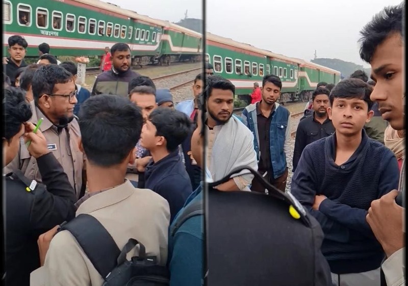 কালীগন্জে চলন্ত ট্রেনে পাথর নিক্ষেপের অভিযোগে চার কিশোরকে আটক, যশোর জিআরপি কার্যালয়ে নিয়ে গেছে 