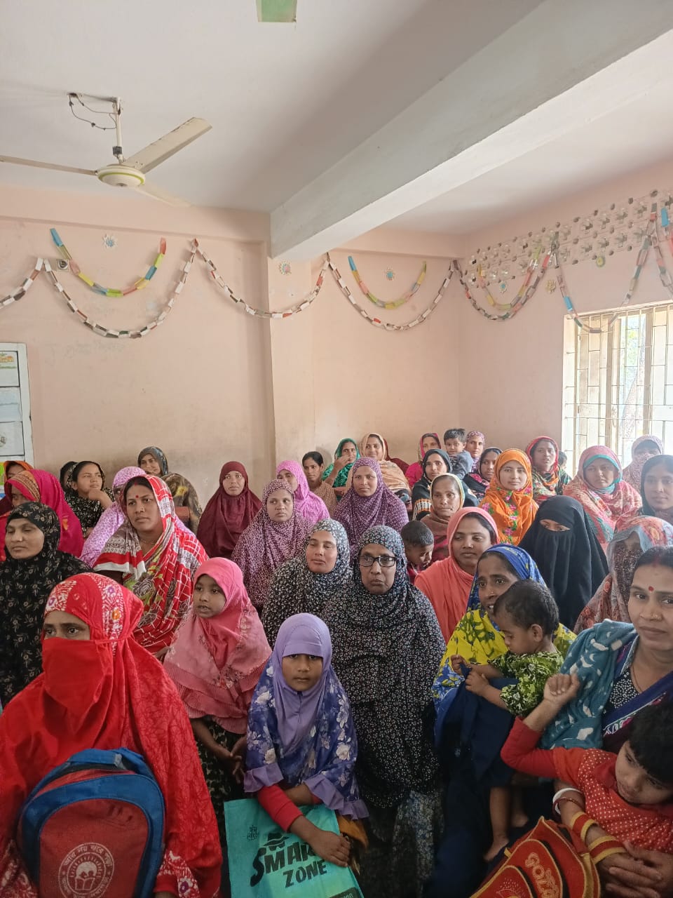 পীরগঞ্জের সেনুয়া সরকারী প্রাথমিক বিদ্যালয়ে গণভোট সম্পর্কে অভিভাবক সমাবেশ।
