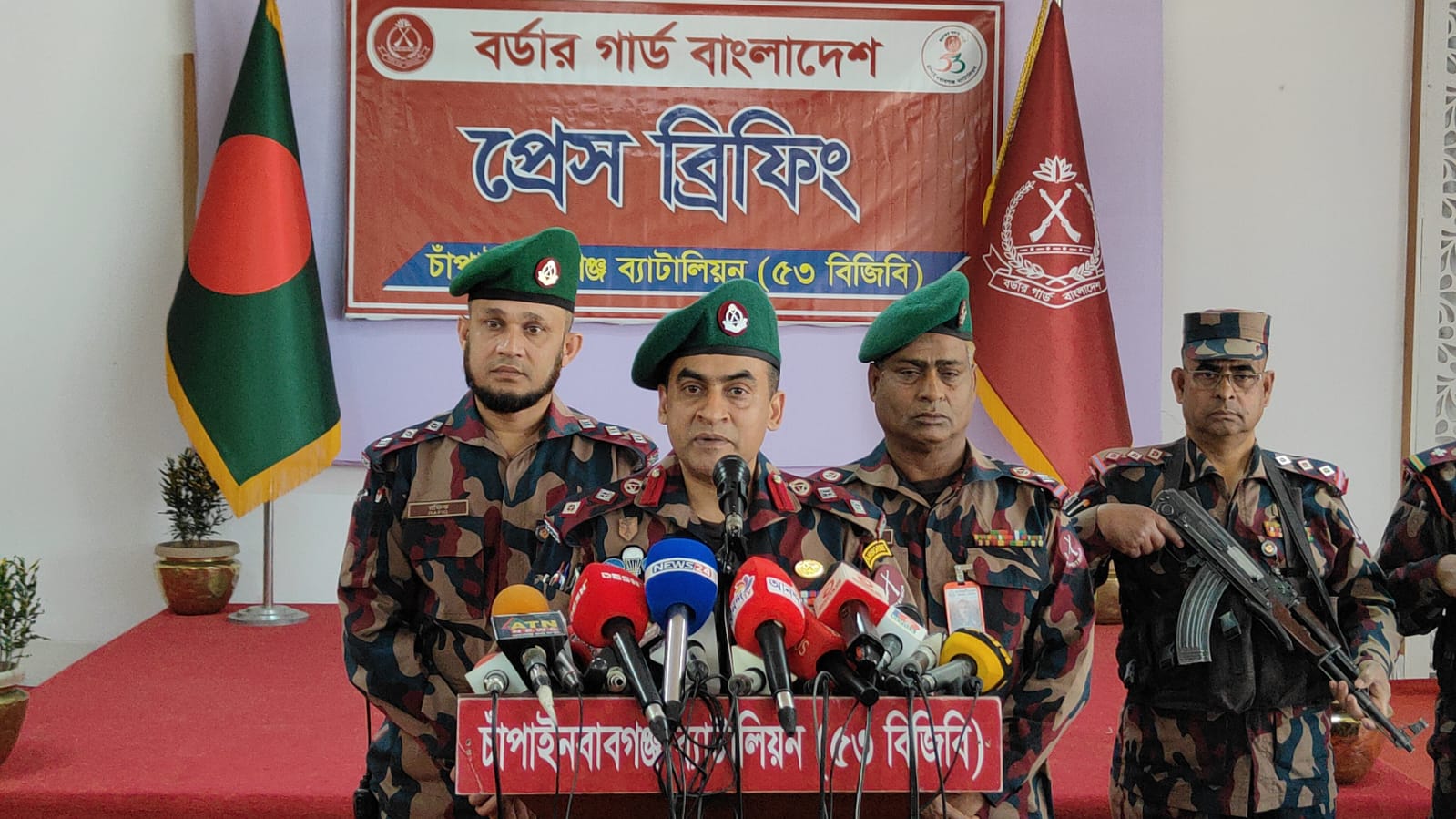 চাঁপাইনবাবগঞ্জে ৫৩ বিজিবি’র অভিযানে ০২টি বিদেশী পিস্তল, ০৪ টি ম্যাগজিন ও গুলি ৩ রাউন্ড জব্দ