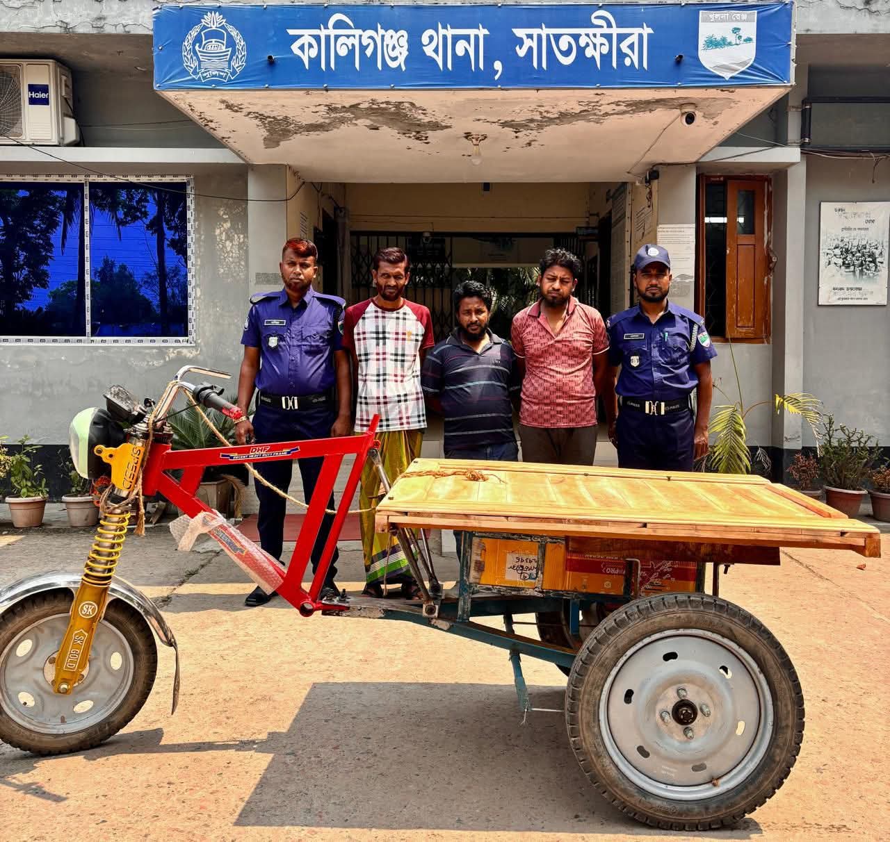 কালীগঞ্জে পুলিশি অভিযানে ছিনতাইকৃত মিশু সহ চক্রের ৩ সদস্য আটক