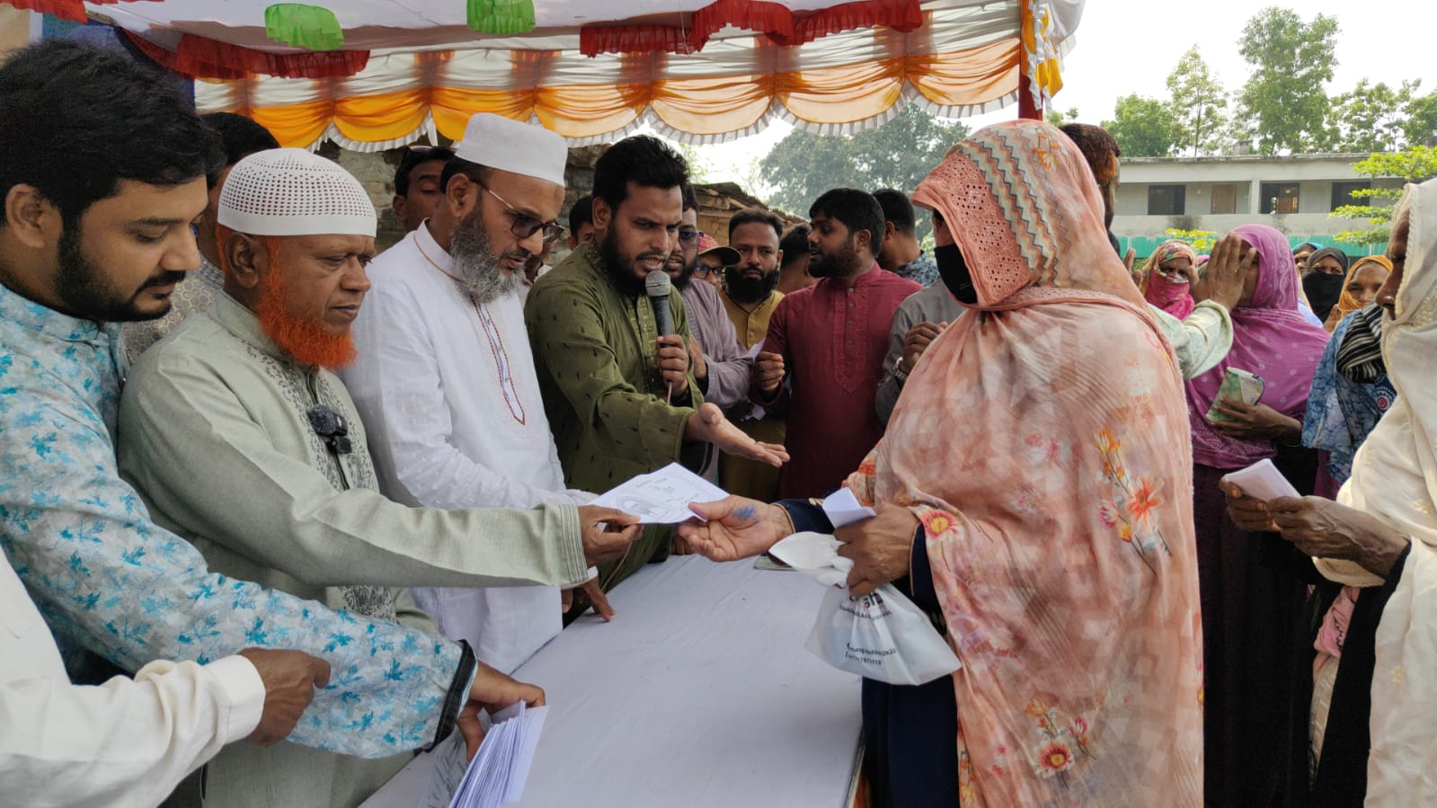 ঈদুল ফিতর উপলক্ষে চাঁপাইনবাবগঞ্জে এমপি বুলবুলের ঈদ উপহার ও নগদ অর্থ বিতরণ