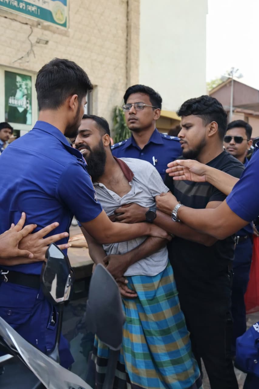 সুগন্ধা পাম্পে পেট্রোল সংকটকে ঘিরে ভিডিও ধারণ নিয়ে ভুল বোঝাবুঝি, পুলিশ ও সাধারণ মানুষের মধ্যে সাময়িক উত্তেজনা