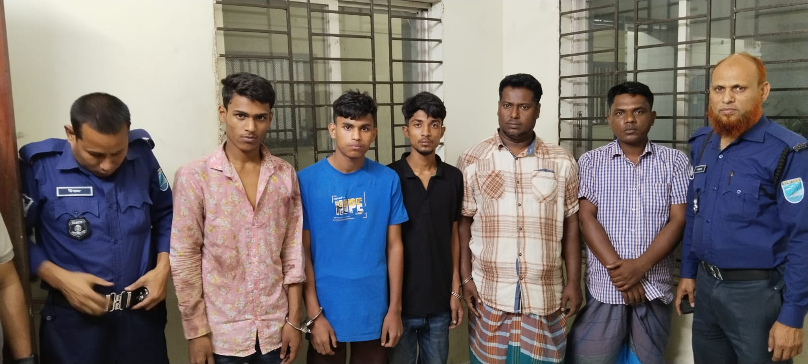 শ্রীপুরে ডিবিএল কর্মকর্তাদের জিম্মি ও চাঁদা দাবি: ৫ জন গ্রেফতার, মোটরসাইকেল উদ্ধার ও মামলা রুজু