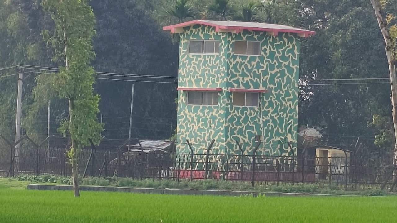 ভারতে শ্রমিক শেষে ফেরার পথে ঠাকূরগাঁও সীমান্তে বাংলাদেশী নাগরিক আটক।