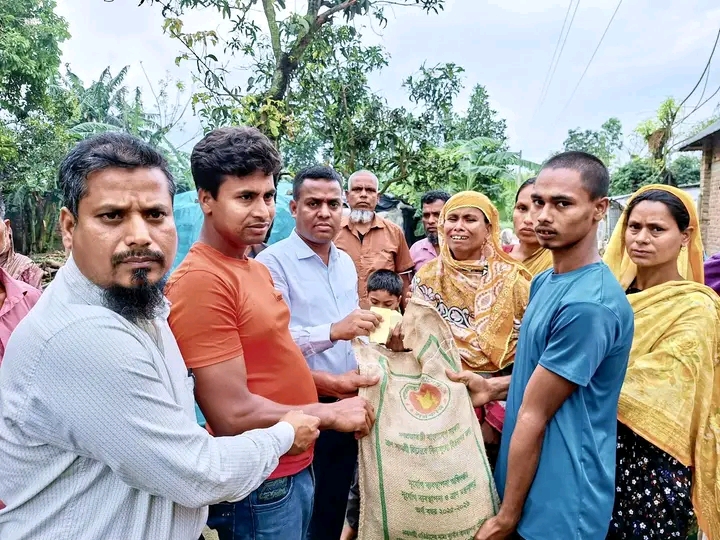 পীরগঞ্জে ব্রজ্যপাত জনিত মৃত ব্যক্তির পরিবার কে ক্ষতিপূরণ বাবদ নগদ অর্থ প্রদান।