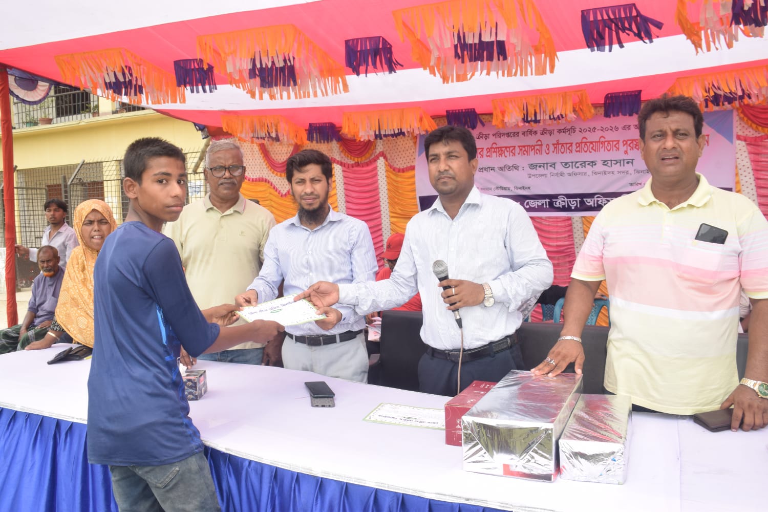 ঝিনাইদহে সাঁতার প্রতিযোগিতার পুরস্কার বিতরণ ও মাসব্যাপী প্রশিক্ষণের সমাপনী